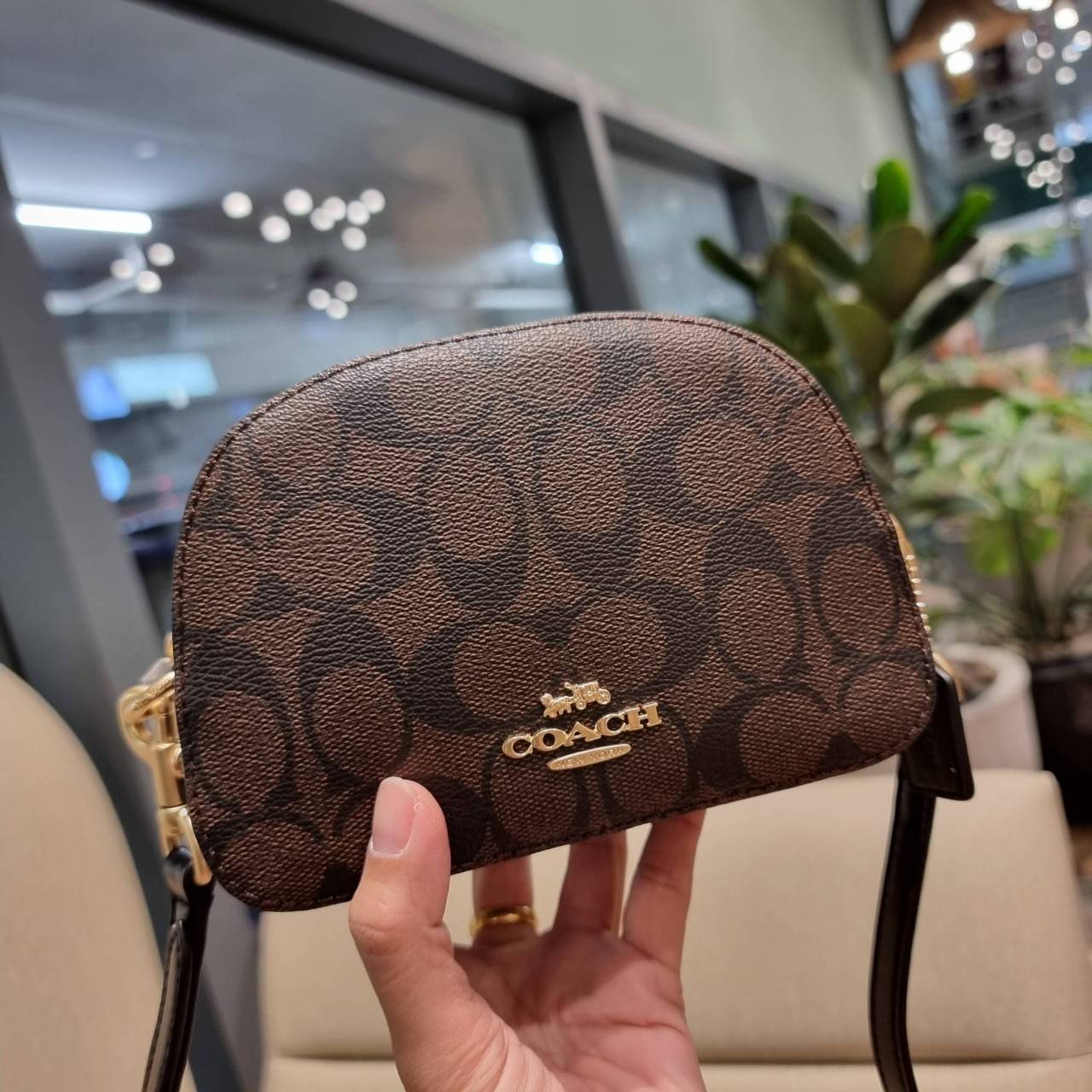 COACH 2628 MINI SERENA CROSSBODY IN SIGNATURE CANVAS ใหม่ที่สุด!! พร้อมส่งทุกสีเด็ด!! ย่อส่วนกระเป๋าสะพายคอลเลคชั่นยอดฮิต มินิเซเรนา ที่รับรองว่าน้องน่ารักม้ากกก!! ขนาดเล็กกุ๊งกิ๊ง แต่ดีเทลยิ่งใหญ่ วัสดุหนังแคนวาสเคลือบลาย เปิด-ปิดด้วยซิป สะดวกใช้ ภายในเป