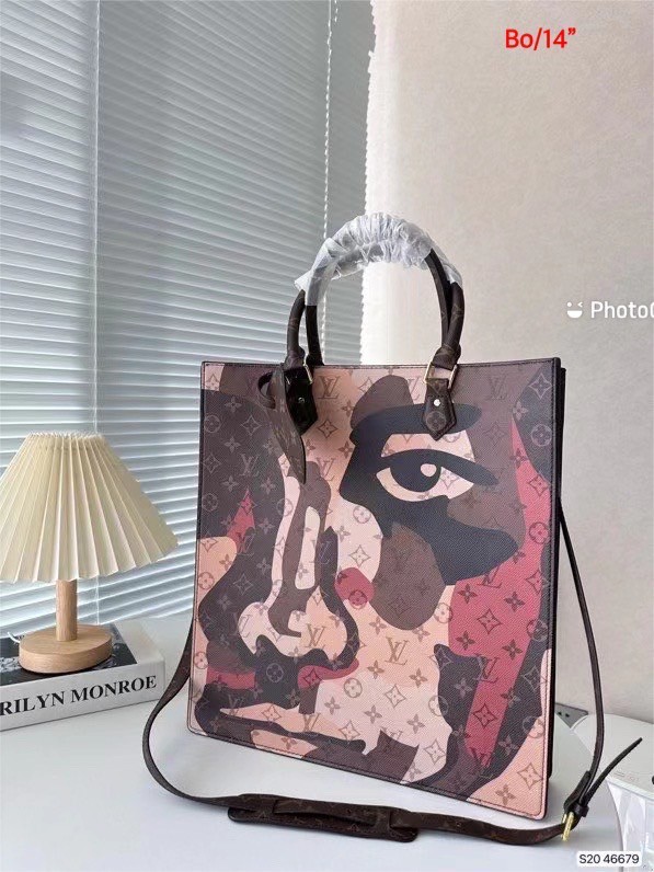 LV Sac Plat NV / LV Tote Bag พร้อมส่ง กระเป๋าสะพายมินิโท้ท ลิมิเต็ดลายใหม่ ฉีกทุกกฏเพราะใช้ได้แบบยูนิเซ็กส์ ใช้งานได้ง่ายด้วยหูจับ พร้อมสายสะพายยาวถอดออกได้