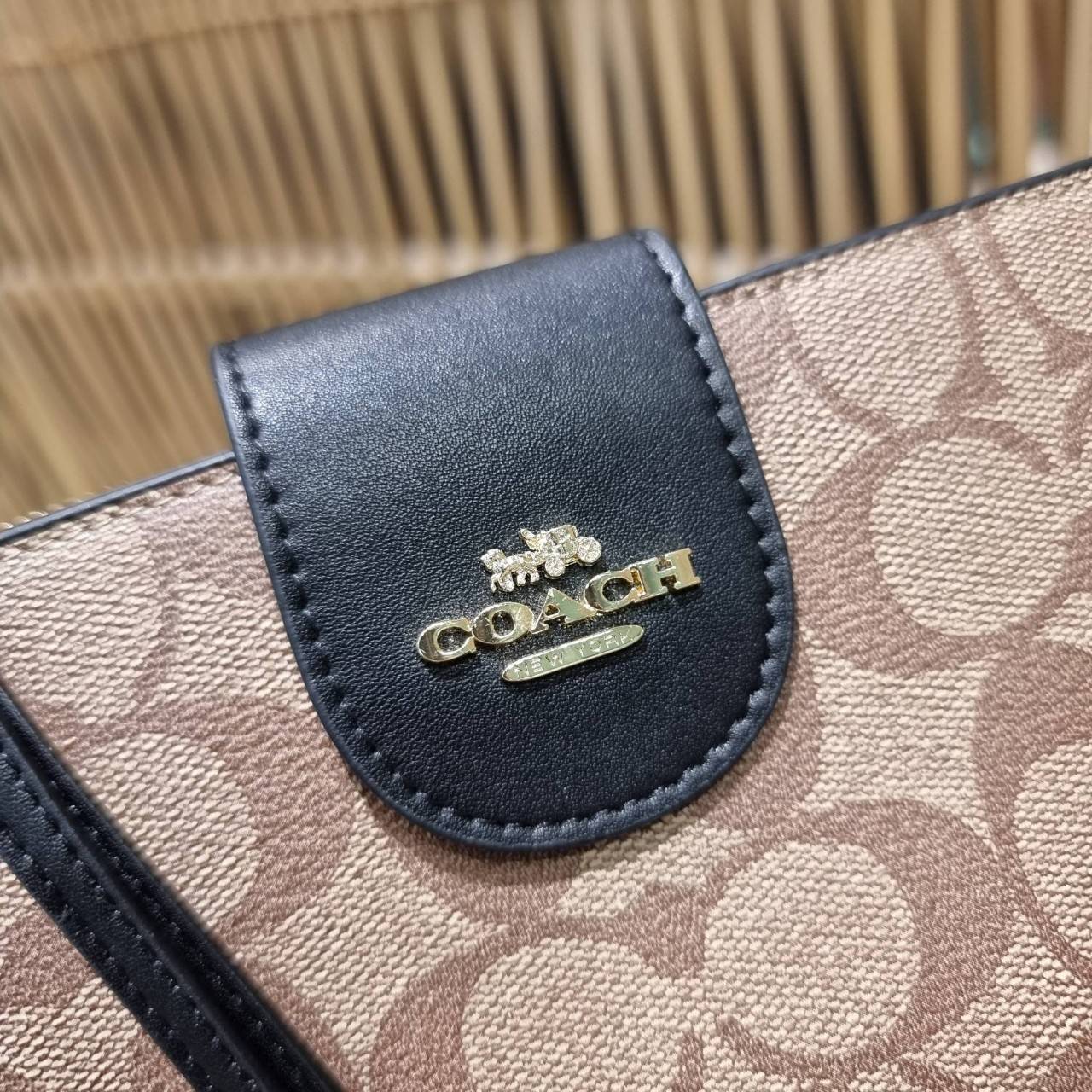 พร้อมส่ง 7 สี COACH C2874 TECH WALLET IN COLORBLOCK SIGNATURE CANVAS จัดให้สีใหม่ก่อนใคร!! ดีไซน์ใหม่ คอลเลคชั่นสวยหรู กระเป๋าสตางค์พร้อมสายคล้องมือ ง่ายต่อชีวิตมากจ้า!! มันดีอะไรเบอร์นี้ ใส่ได้ทั้งบัตร และโทรศัพท์ก็ใส่ได้ทุกรุ่น แถมยังมีช่องซิปแยกไปอีก ช