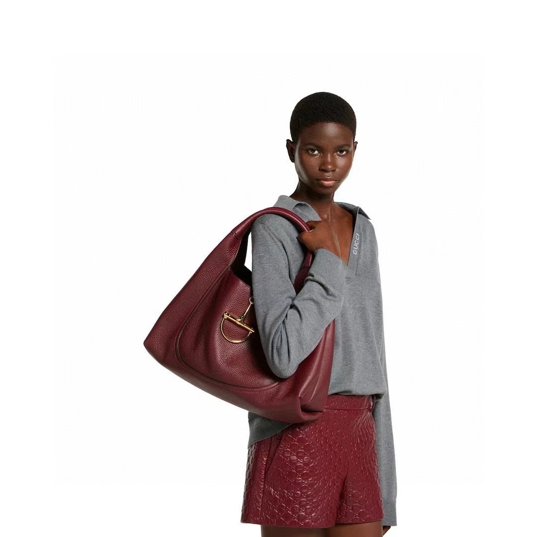 Gucci Softbit maxi shoulder bag โฉมใหม่ล่าสุด กับกระเป๋าสะพายรูปทรงใหม่เรียบหรูด้วยหนังลายเกรน ใบใหญ่จุใจพร้อมใบลูกเข้าเซ็ท ตกแต่งอะไหล่ Horsebit ครึ่งรูปขนาดใหญ่ด้านหน้าสวยหรูโดดเด่น สวยผู้ดี ดารา เซเลปใช้กันเพียบ