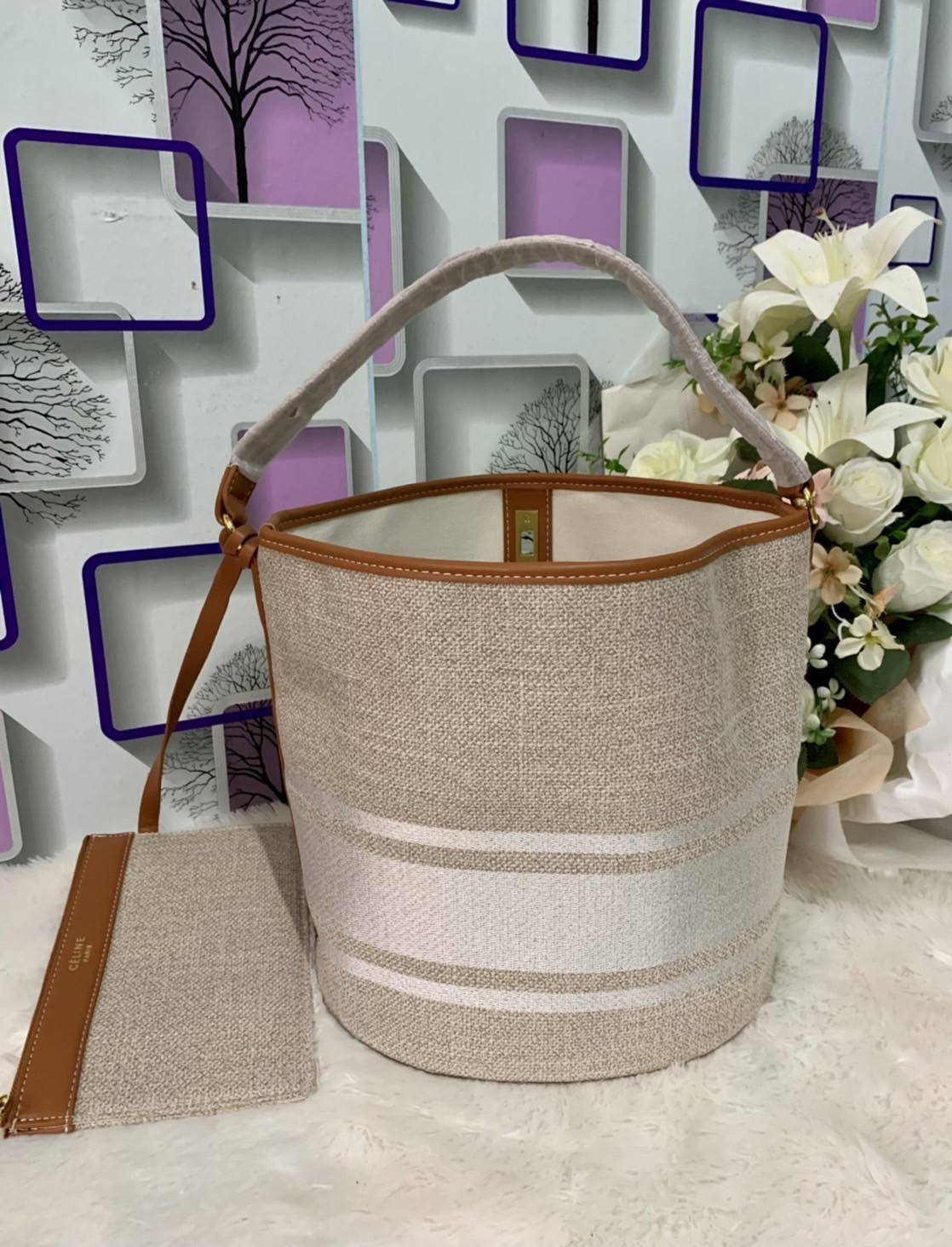 VIP 🥂 CELINE TEXTILE BUCKET BAG VIP / Celine Bucket Bag Beige / Tan วัสดุ Textile Canvas & CalfSkin ดีไซน์ทรง Bucket มาพร้อม Clutch ใบเล็กเข้าชุด ซื้อ 1 ได้ถึง 2 เป็นอีกหนึ่งรุ่นฮิตกันมาก งานสะไตล์วินเทจ ขนาดกำลังดี ผ้าเนื้อหนาค่ะ งานสวยตั้งอยู่ทร