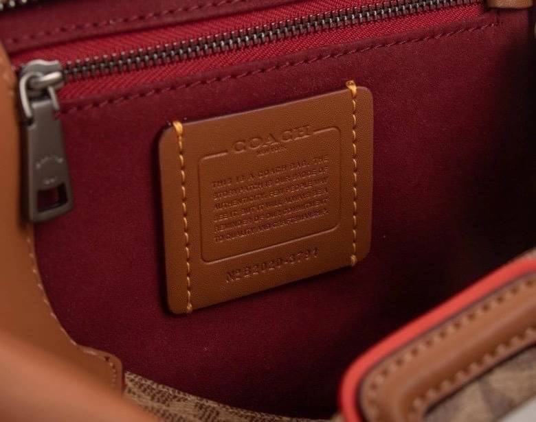 COACH COURIER CARRYALL 23 IN COLORBLOCK SIGNATURE CANVAS พร้อมส่ง 7 แบบ พร้อมส่ง ลุคดูไฮสุดๆค่ะ! กระเป๋าสะพายหนังหรูหราและคลาสสิค หนังแท้ชั้นดีที่สุด น้ำหนักเบา หนังสวยมากก สัมผัสแล้วหลงรักแน่นอนจ้าา😘