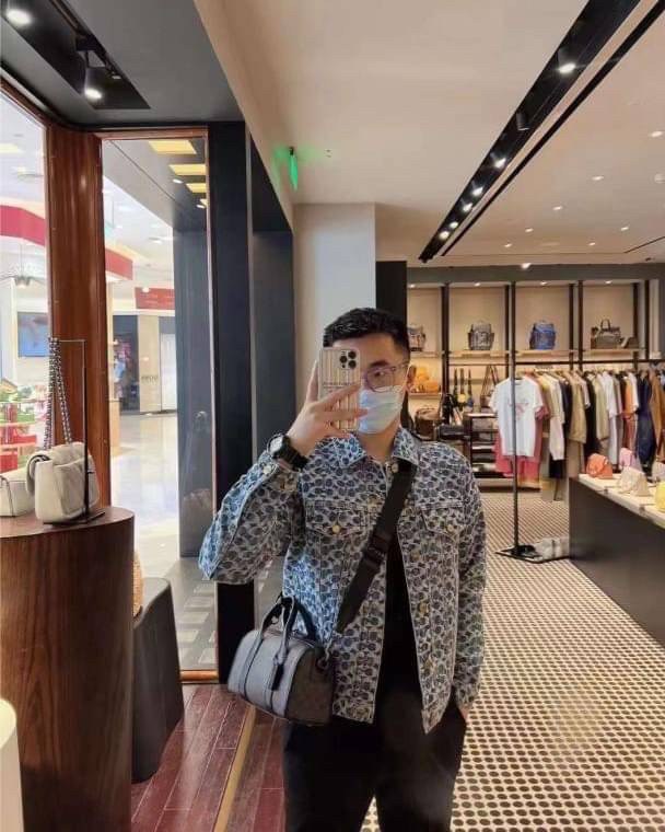 COACH GOTHAM DUFFLE 24 IN SIGNATURE CANVAS CA186 กระเป๋าทรงหมอนรุ่นใหม่สุด 2022 รุ่นนี้สามารถใช้ได้ทั้งชายหญิง หนังแท้อย่างดี นิ่มทรงสวย มากๆค่ะ เปิด-ปิดกระเป๋าแบบซิปคู่ด้านบนมีกระดุมรวบหูหิ้วให้ด้วยนะคะ ภายในกระเป๋าสามารถใส่สัมภาระที่จำเป็นในชีวิตประจำวั