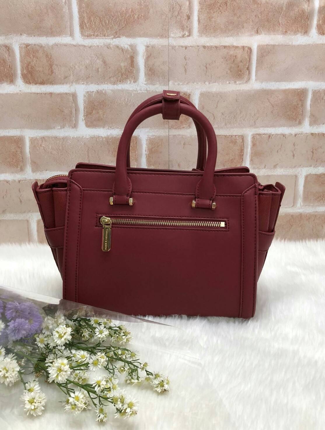 CHARLES & KEITH TRAPEZE BAG (หนังเรียบ) กระเป๋าถือหรือสะพายรุ่นยอดนิยมดีไซน์สวยหรู - วัสดุหนังลายคาร์เวียร์ สวยอยู่ทรง - ด้านข้างเเต่งช่องตัดดูมีดีเทล - ด้านหน้าสกรีนโลโก้ ด้านหลังมีช่องซิป - เปิดปิดด้วยซิปหัวซิปปั๊มโลโก้ หูจับเเข็งแรง พับลงได้