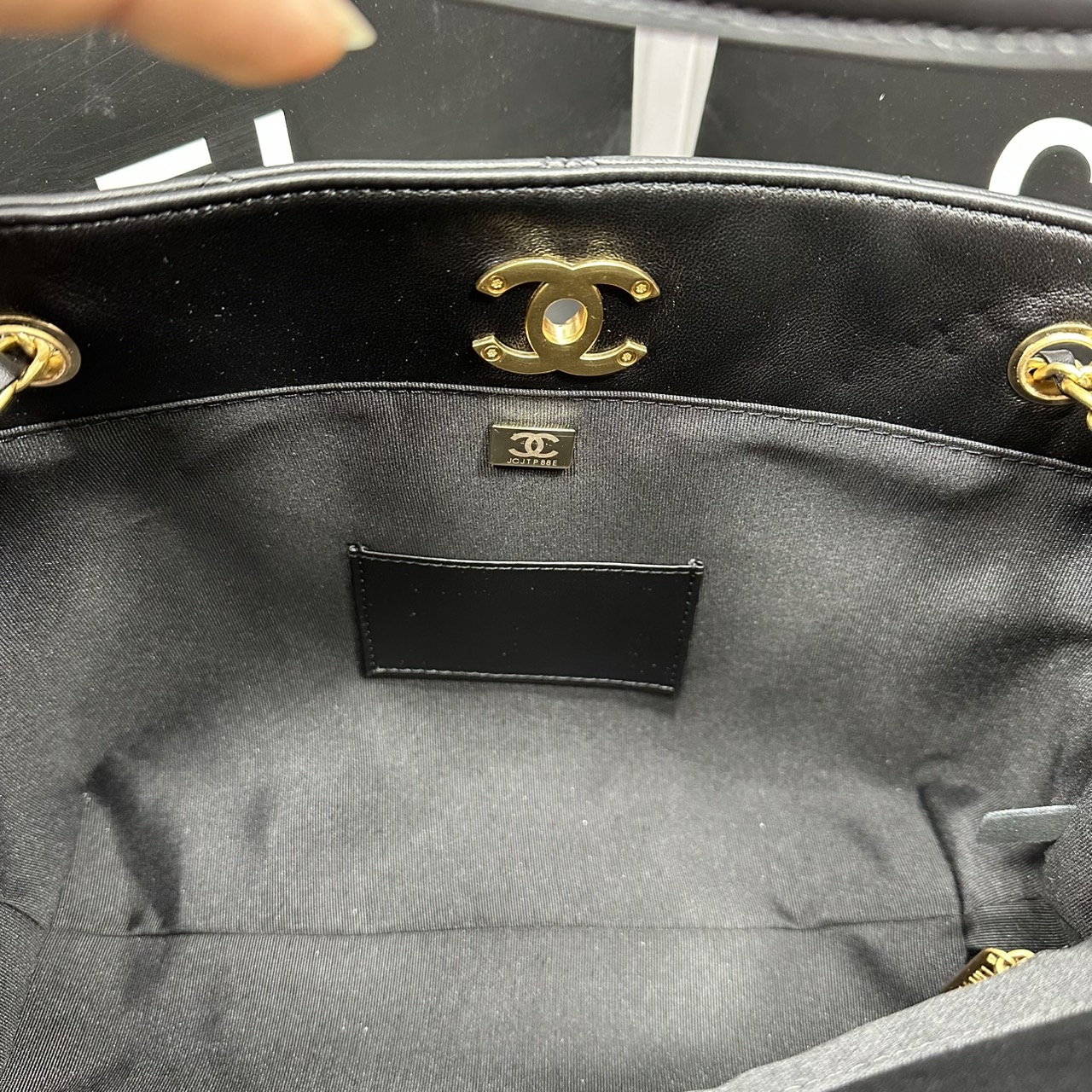 ORI หนังแท้ | CHANEL Shopping Bag 25A Suede Bag กระเป๋าช้อปปิ้งทรงโท้ทหนังกลับสีทูโทน ในคอล Métiers Dart 2024/25 ดีไซน์ใหม่หนังกำมะหยี่โทนน้ำตาล ใช้งานง่าย