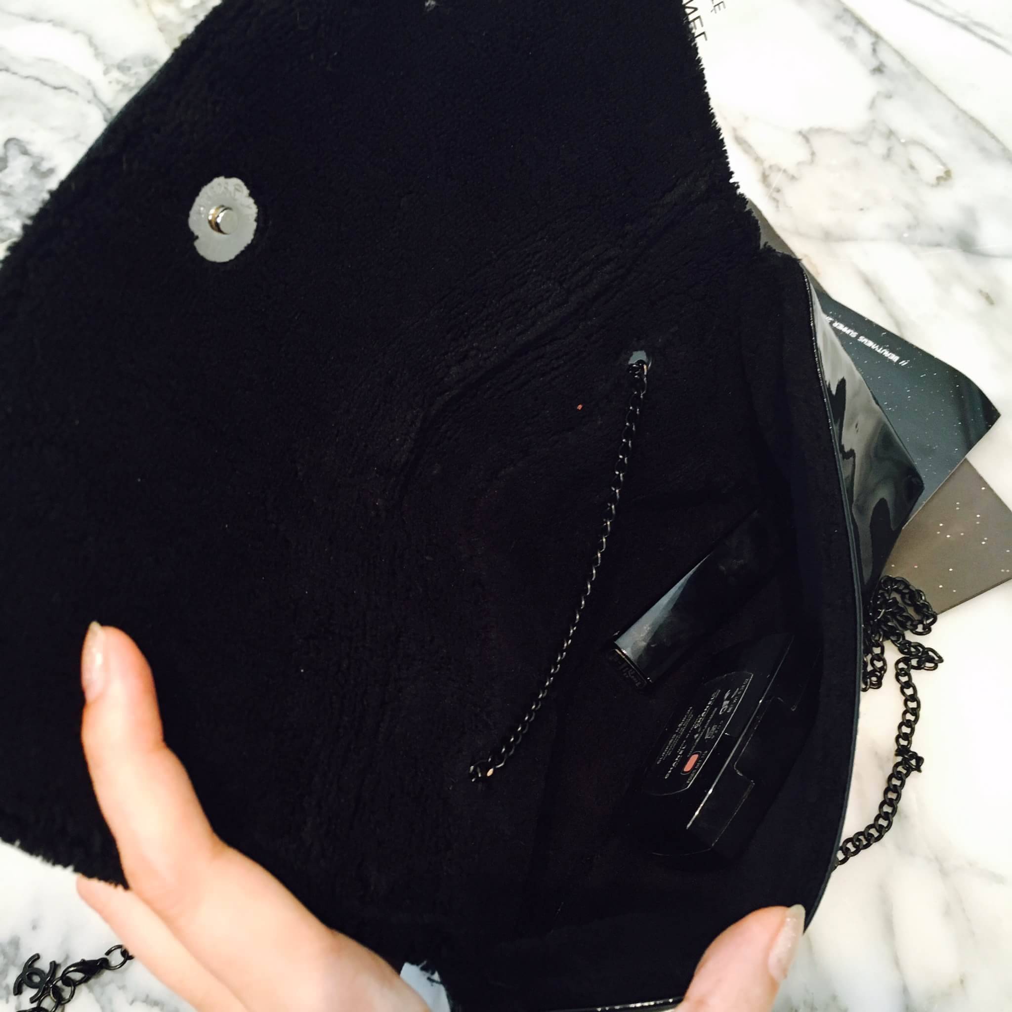 Best sellerแห่งปี! ต้องกดเลิฟให้ใบนี้เลย กระเป๋าclutch & shoulder bag งานพรีเมี่ยมกิ้ฟ จากเคาเตอร์ต่างประเทศ จากแบรนด์ Chanel เป็นกระเป๋าหนังแก้วเงา สวยหรู ตามแบบฉบับของแบรนด์เลย ตัวกระเป๋าขนาดกำลังดี ใส่มือถือได้ทุกรุ่น สามารถเก็บสายถือเป็นคลัชออกงานได้ค