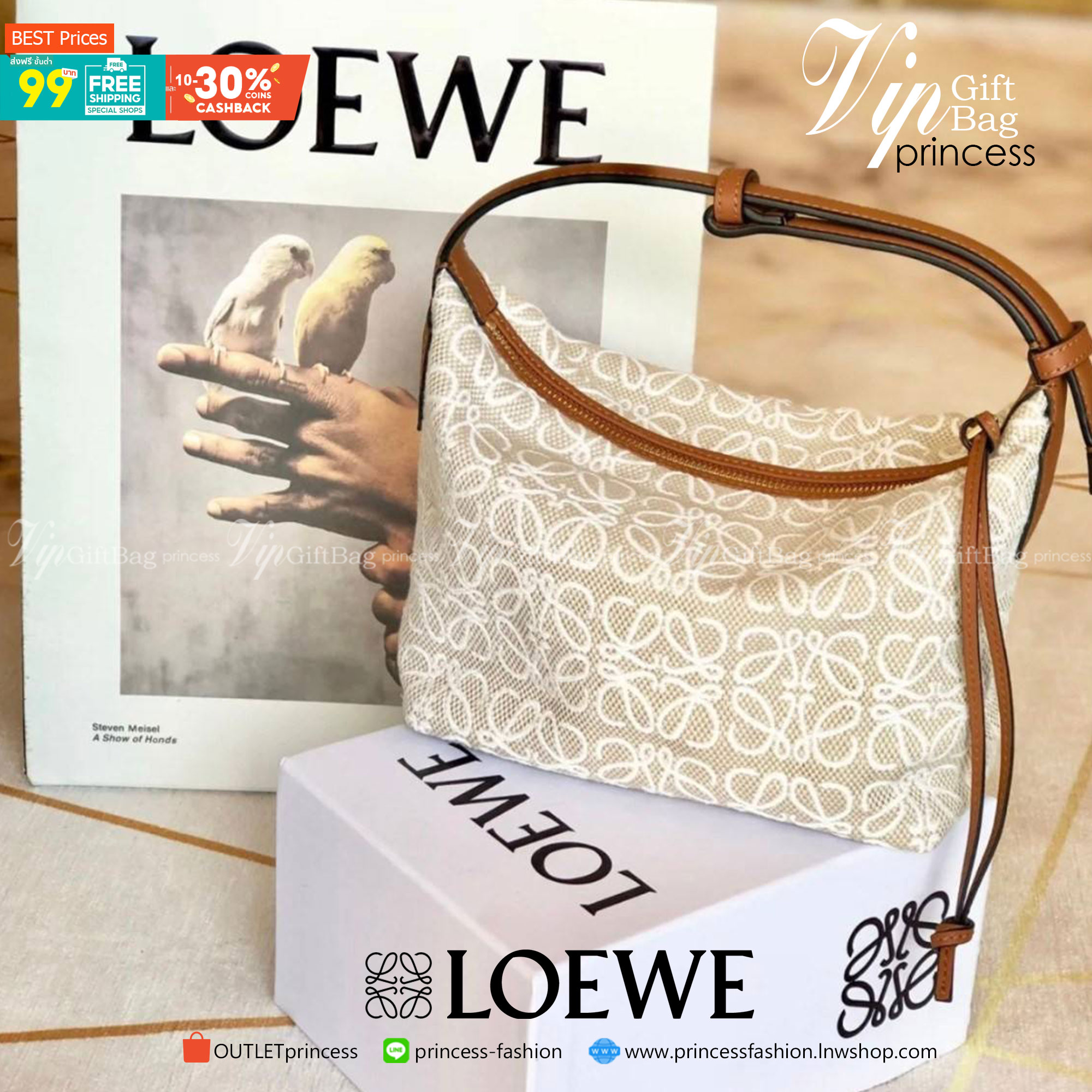 LOEWE CANVAS BAG VIP GIFT WITH PURCHASE (GWP) พรีเมี่ยมกิ๊ฟ Limited จาก LOEWE HAUTE PARFUME DUTYFREE COUNTER วัสดุ CANVAS ตัดหนังแท้ ดีไซน์ทรงยอดฮิตประจำปีเลย! ปักโลโก้แบรนด์บนผ้าทั้งใบเป็นเอกลักษณ์ เปิดปิดด้วยซิปยาวภายในโล่งกว้าง ใส่กระเป๋าสตางค์ยาว มือถ