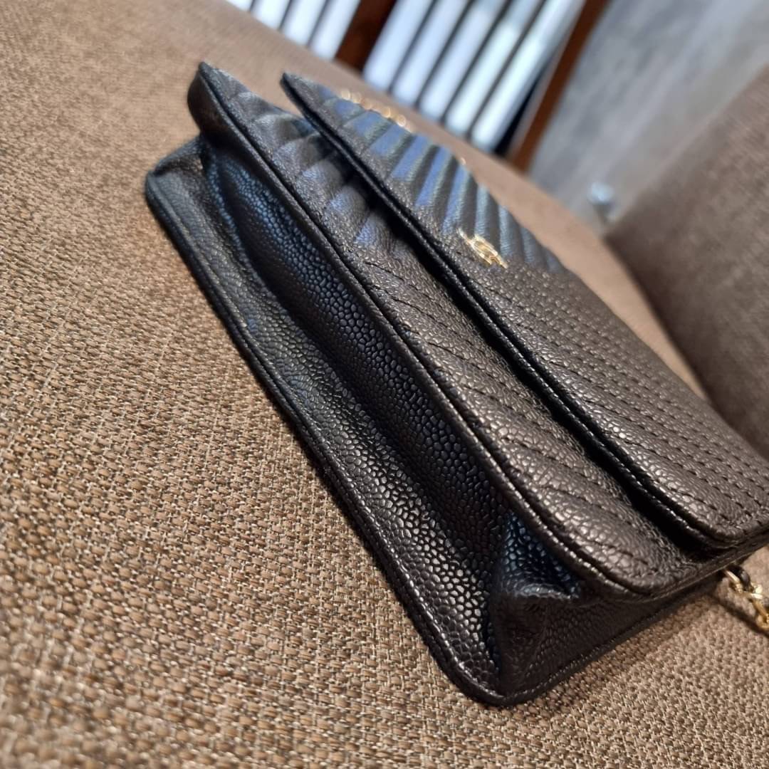 VIP 🥂 CHANEL WOC ลายวียอดฮิต กระเป๋าสะพายข้างหนังลายคาร์เวีย มาพร้อมโซ่สะพายในตัว (ถอดออกไม่ได้) อะไหล่ทองเรียบหรู ดูผู้ดี้ ผู้ดี!! เปิด-ปิดกระเป๋าด้วยกระดุมแม่เหล็ก ภายในกระเป๋าเป็นช่องโล่ง มีช่องแยก 1 ช่อง ช่องซิปกลางอีกช่อง ส่วนด้านหลังก็ยังมีอ