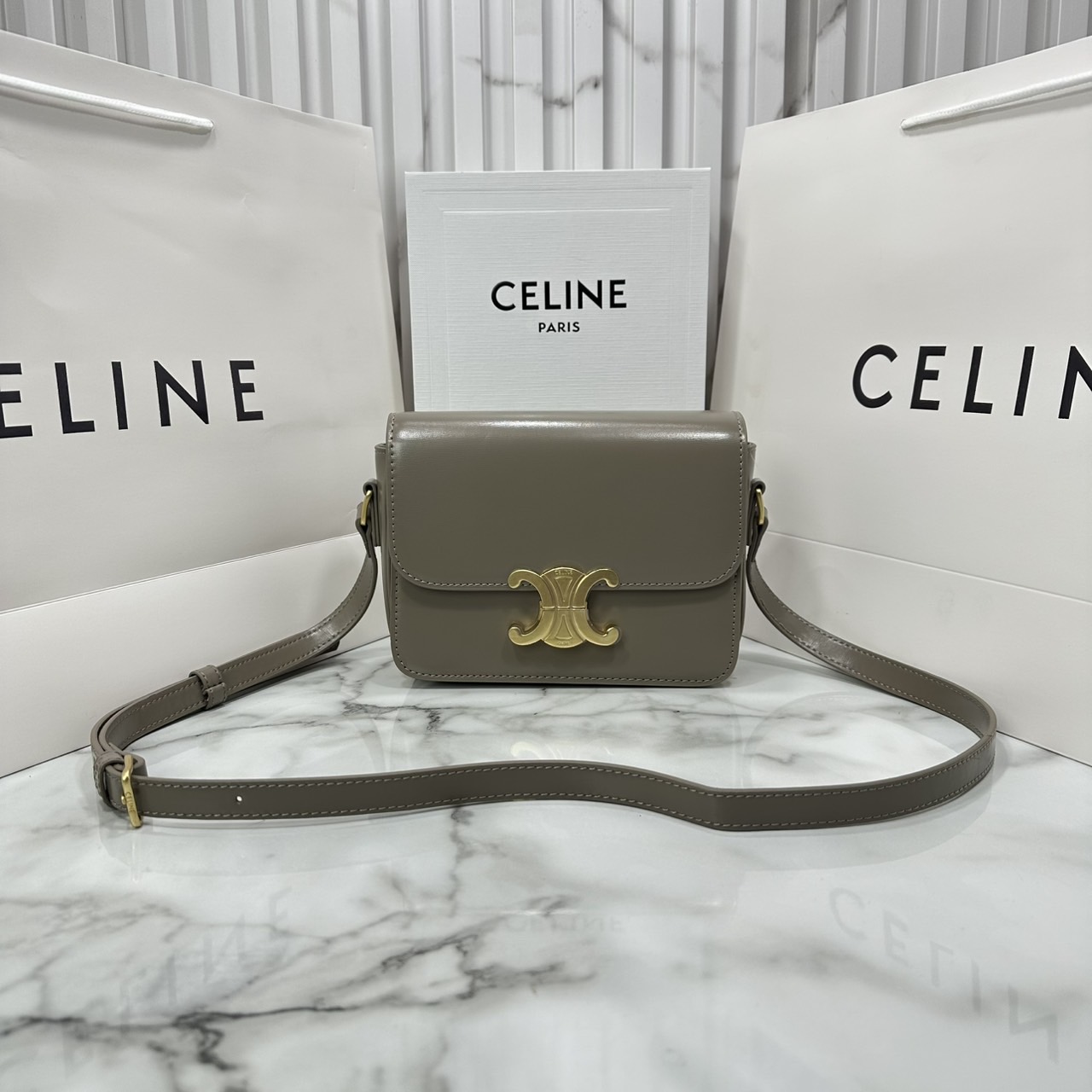 ORI หนังแท้ | 7" CELINE TRIOMPHE TEEN BAG in glossy leather กระเป๋าสะพายรุ่นยอดนิยม ถ่ายทอดให้เห็นถึงแก่นแท้ของสไตล์แบบ CELINE งานหนังเรียบเงาสวยหรูหรา