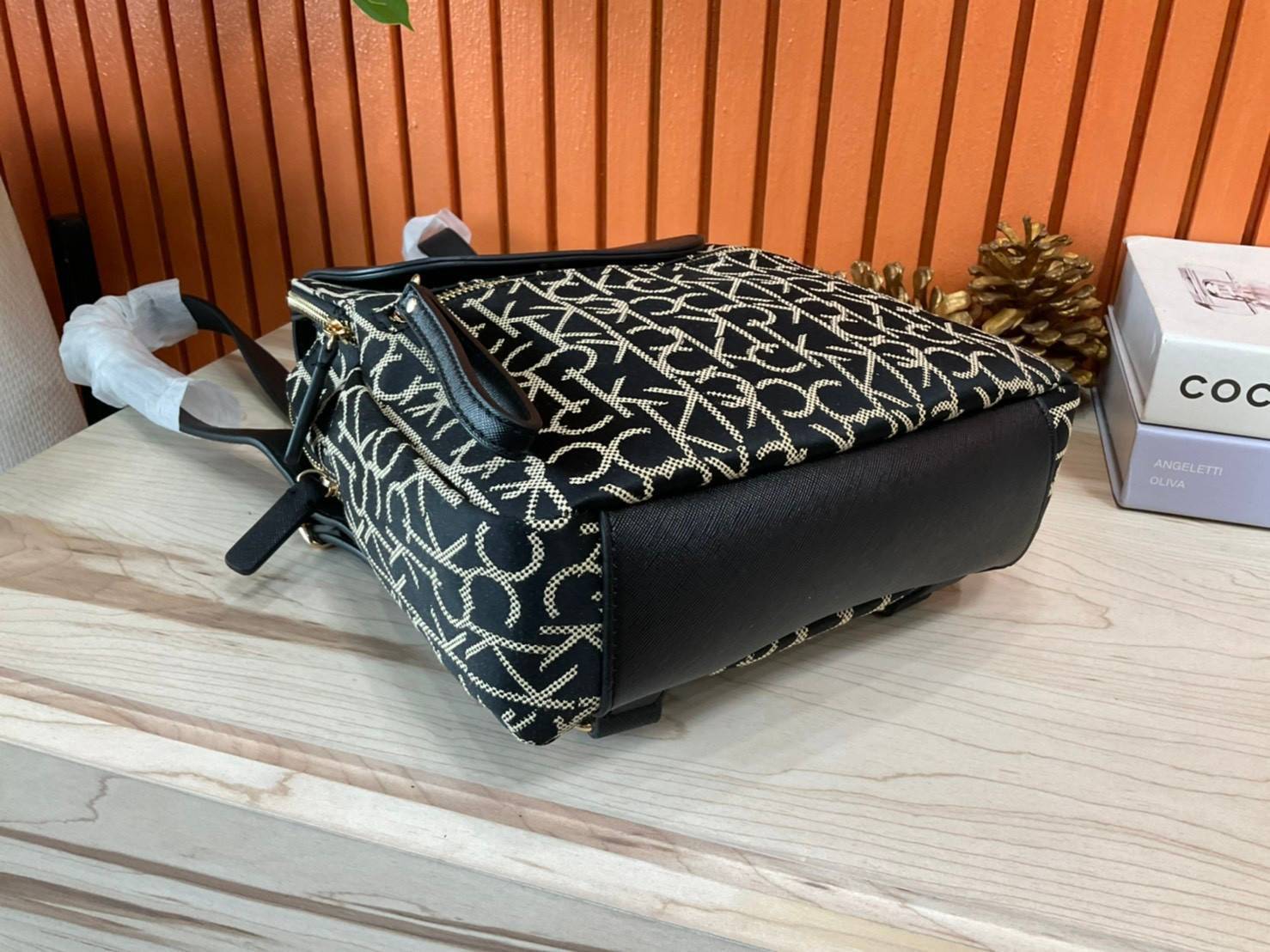 ของแท้ 💯% Elaine Calvin Klein Monogram Small Backpack 💕ของมันต้องมี สวยหรูดูแพงมาก สำหรับรุ่นนี้ และมีฟังชั่นช่องการใช้งานที่มากที่สุด!!! 💕 กระเป๋าสะพายเป้รุ่นใหม่ชนช้อป รุ่นยอดนิยม