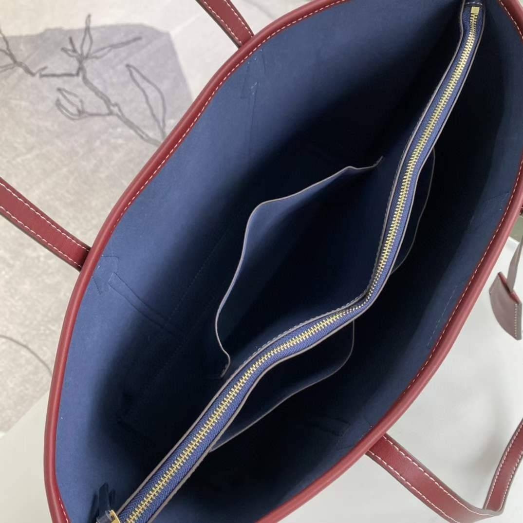 Tory Perry Embroidered T Monogram Triple Compartment Tote Bag เป็นแพทเทิร์นที่ได้รับแรงบันดาลใจจากการควิลท์สไตล์เพนซิลเวเนียดัตซ์ดั้งเดิมและเฉลิมฉลองโลโก้อันเป็นสัญลักษณ์ของแบรนด์ วัสดุผ้าแจ็คการ์ดแบบทอหนัง อะไหล่ทอง โดดเด่นด้วยลายเสือชีร์ต้าร์ งานเย็บปัก