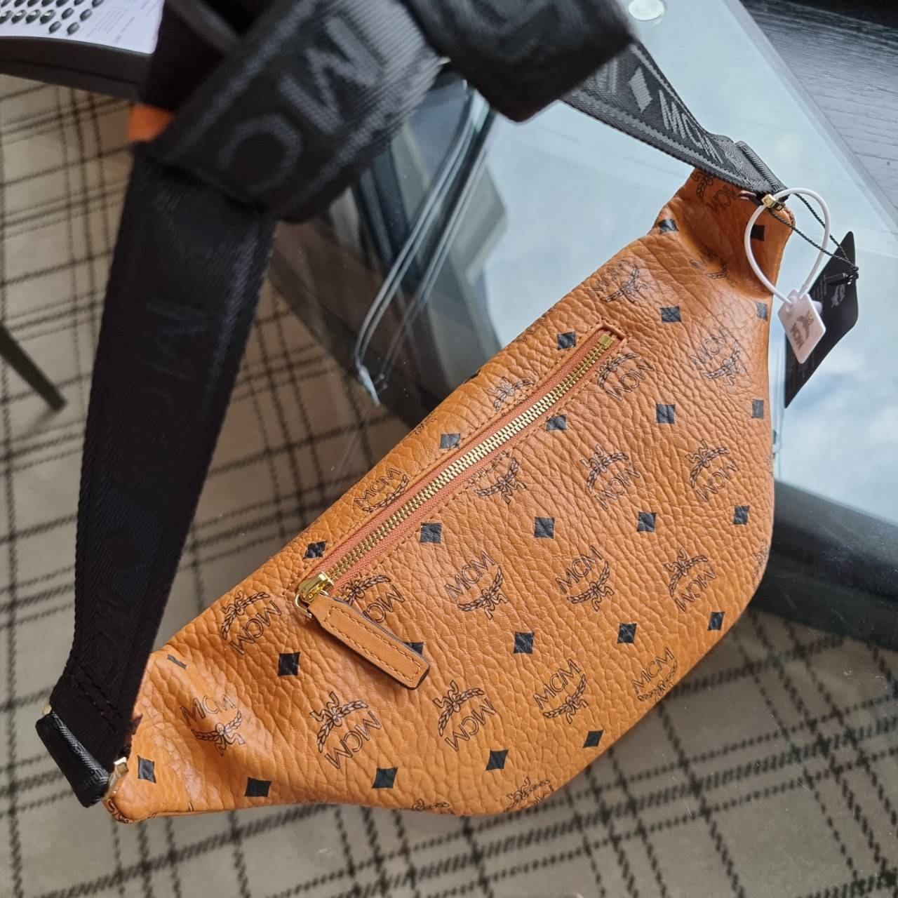 M.C.M FURSTEN BELT BAG IN VISETOS กระเป๋าคาดอกยอดฮิต หนุ่มๆสาวๆใช้ได้ไม่มีเบื่อ รุ่นขายดี ลายวิเซโต้เอกลักษณ์ ทั้งสปอร์ตและดูหรูในตัว ใช้งานง่าย ได้ทุกลุค วัสดุหนังแคนวาสคุณภาพดี มีช่องซิปหลัก และซิปด้านหลังกระเป๋า ภายในเป็นช่องโล่งบุผ้าซับอย่างดี รุ่น un