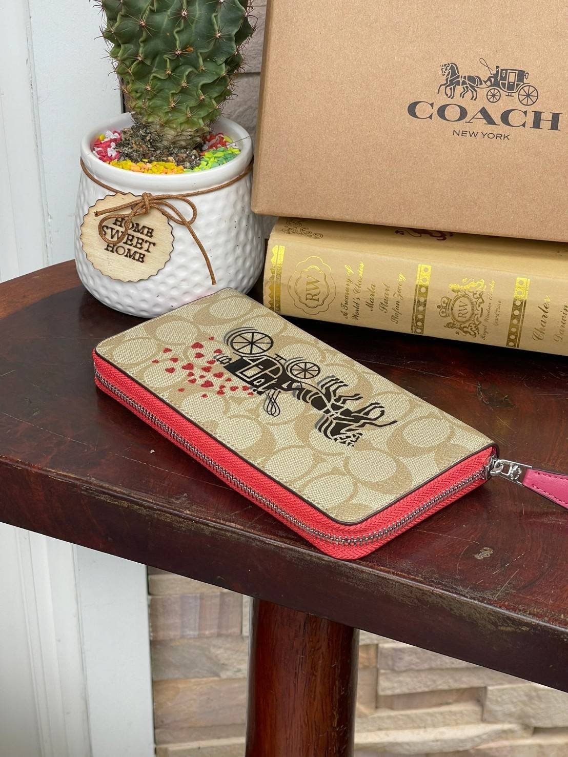 COACH ACCORDION ZIP WALLET IN SIGNATURE CANVAS กระเป๋าสตางค์ใบยาวนี้ที่เหมาะกับการใช้งานทุกรูปแบบ นอกจากเพิ่มความมั่นใจแล้ว ยังทำให้ชีวิตของเราง่ายขึ้นอีกด้วย โดยการเปิดปิดแบบซิปรอบ สามารถใส่ธนบัตร เหรียญ บัตรต่างๆได้หลายใบเลยทีเดียว ขนาดของกระเป๋าสามารถถ