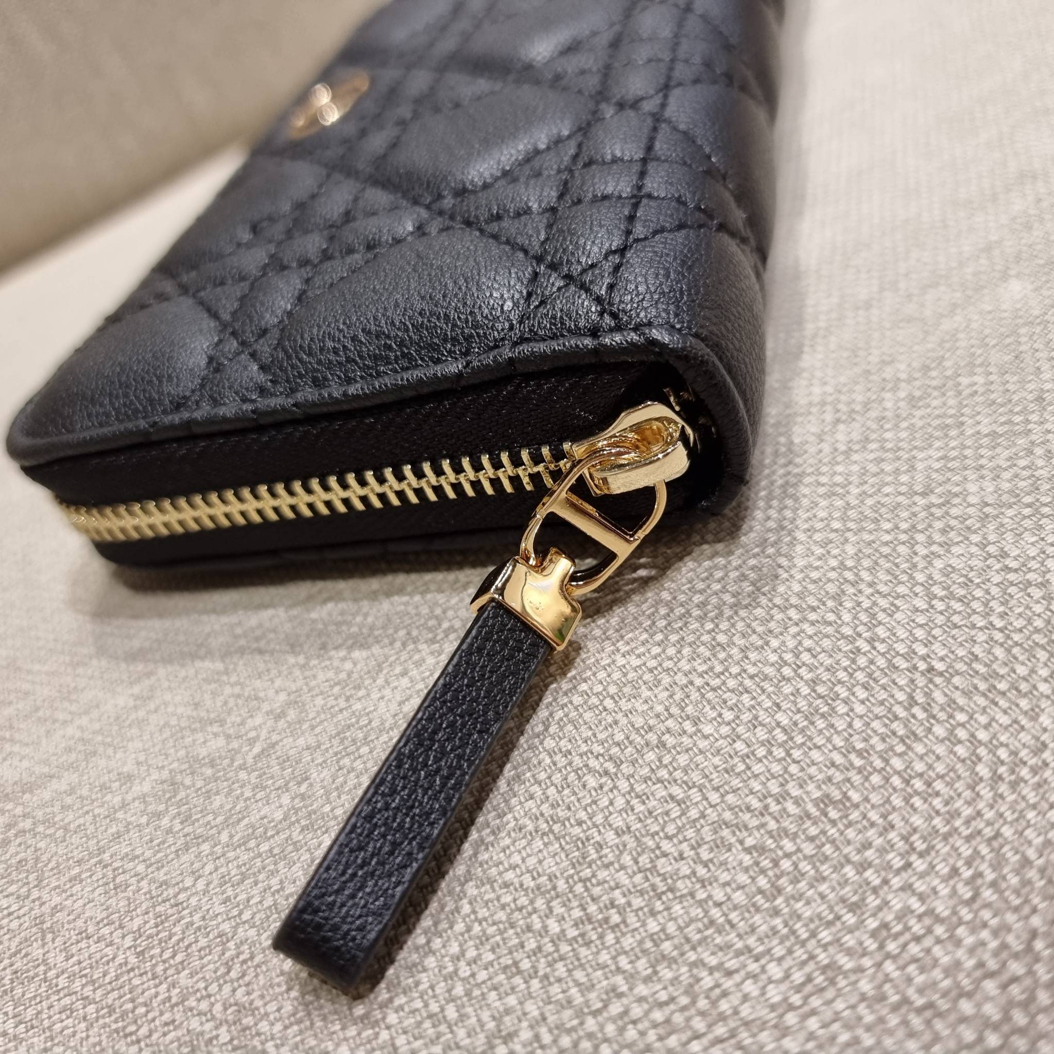 VIP 】CD LONG WALLET WITH GWP ใหม่ล่าสุด กระเป๋าสตางค์ใบยาว พิเศษจาก duty free ใบจริงสวยคม ใช้แล้วรับทรัพย์ ขับผิว วัสดุหนังแท้เต็มใบ สัมผัสดีงาม เปิด-ปิดด้วยซิปรอบ ภายในใส่บัตรได้เยอะ ใส่ธนบัตรได้เต็มที่ มีช่องซิปใส่เหรียญได้ พร้อมส่งความสวยถึงบ้านแบบครบเ