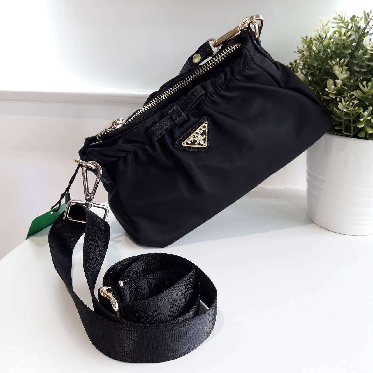 New arrival! **งานไซส์น่ารัก จากงานพรีเมี่ยมกิ้ฟ เคาเตอร์ต่างประเทศ Prada มีมาให้จับจองคะ รุ่นยอดฮิตที่สาวๆตามหากัน ภายนอกจับจีบปากกระเป๋า ดีมาก วัสดุผ้าNyonกันน้ำ เปิด/ปิดด้วยซิป สามารถคล้องมือเกร๋ๆ หรือจะถือเป็นครัชก็ไฮโซไปอี้ก ภายในเย็บติดป้ายหนังแบรนด