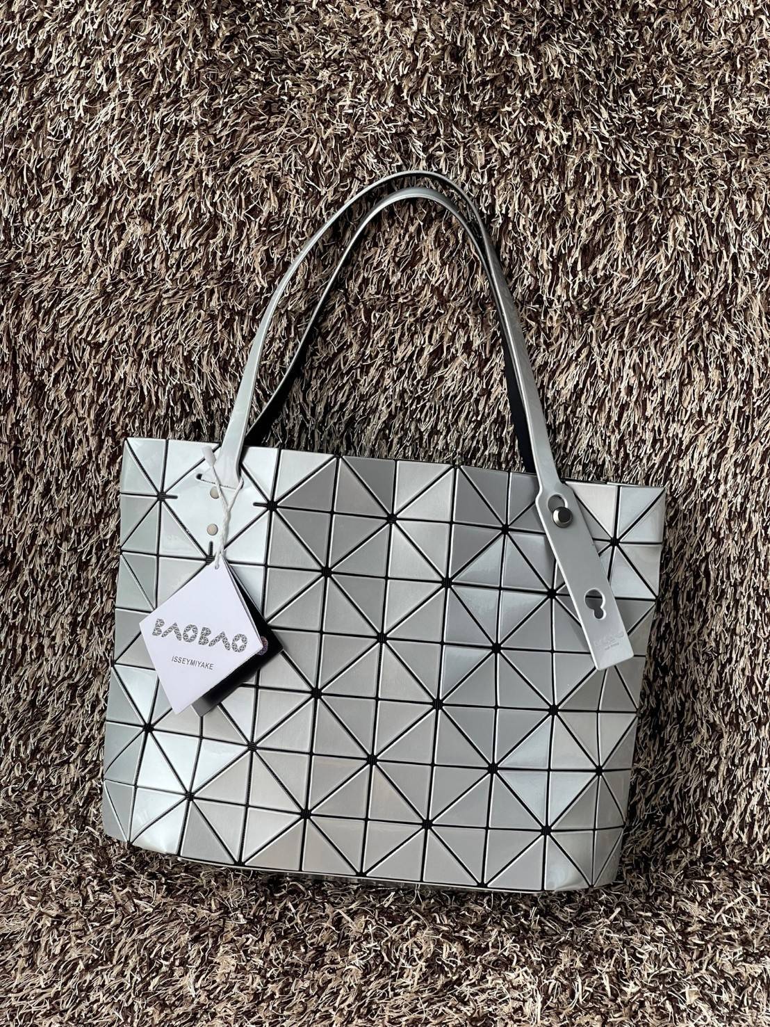 Bao Bao Issey Miyake ROCK MATTE ซีรีส์นี้จะเป็นทรงสี่เหลี่ยมผืนผ้า มีซิปปิดด้านบน ถือเป็นรุ่นที่เหมาะกับการใช้งานในชีวิตประจำวัน สามารถพับมุมและบริเวณด้านล่างของกระเป๋าเพื่อเพิ่มความสะดวกสบายในการใช้งาน ทั้งยังช่วยให้วางกระเป๋าในแนวตั้งได้อีกด้วย แผ่นต่อส