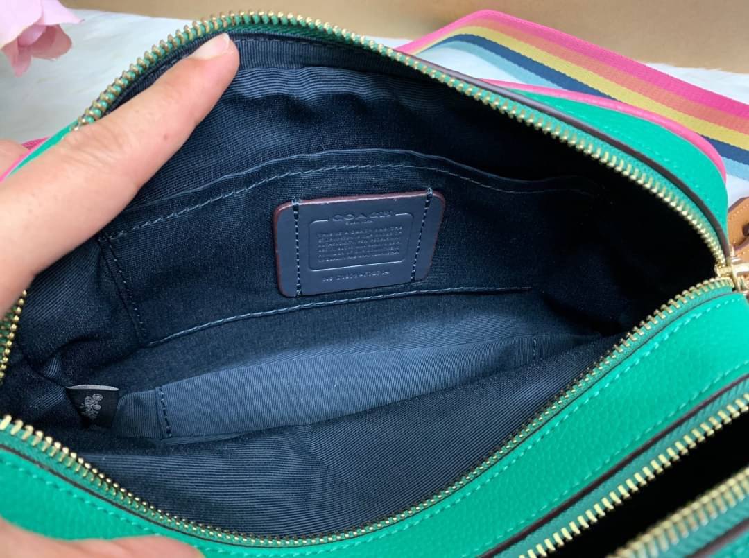 Coach Leather Jes Crossbody in Colorblock ((72704)) กระเป๋าสะพายข้าง//ครอสบอดี้ร์ วัสดุหนังแท้ หนังนิ่มสวยงาม มากๆค่ะ ด้านหน้ามีโลโก้แบรนด์เด่นชัดสะดุดตา ช่องหลักแบ่งเป็น2ซิป แต่ละช่องกว้าง ใส่กระเป๋าเงินใบยาวได้ ของอื่นๆได้จุค่ะ มีช่องเล็กให้ใส่ของจุกจิก