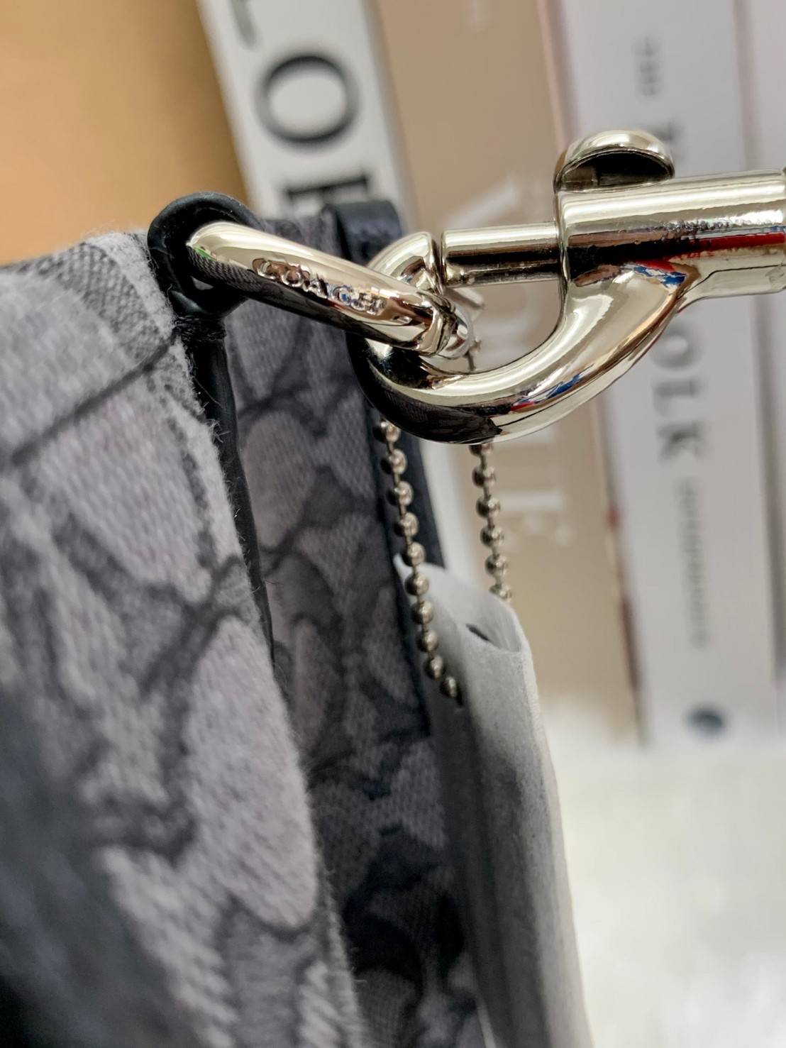 พร้อมส่ง 4ลาย 🌈ไม่มีในช๊อปไทยจร้าา😘 COACH DEMPSEY CARRYALL IN SIGNATURE JACQUARD WITH STRIPE AND COACH PATCH (C2826,C1527,C4113) พร้อมส่งความสวย! คุณภาพจัดเต็มค่ะ กระเป๋าทรงTote วัสดุ Jackquard+หนังแท้ ได้ลงตัวสวยงาม ด้านหน้ามีโลโก้แบรนด์ว