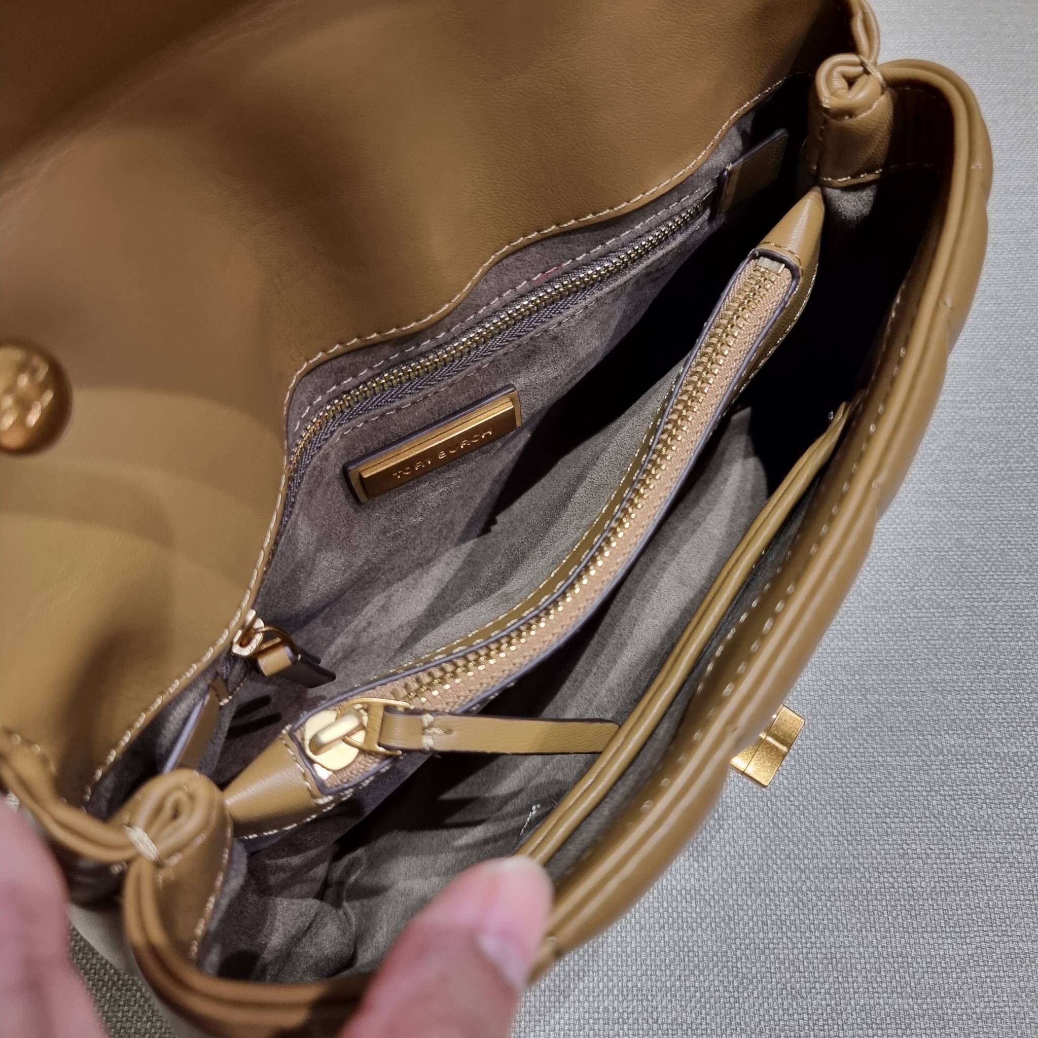 TORY BURCH KIRA QUILTED SMALL SATCHEL มาแล้วด่วนๆ!! กับคอลที่ปังไม่ไหว พร้อมเสิร์ฟสีคลาสสิค กระเป๋าถือ/สะพาย ทรงสวย สะพายคล่องตัว หนังแท้ ดีไซน์บุนวม เส้นคมสวยหรู วัสดุหนังแกะ สัมผัสดีงาม นิ่มมือ เปิด-ปิดด้วยอะไหล่บิดล็อค ภายในเป็นช่องโล่ง มีช่องซิป ใส่ขอ