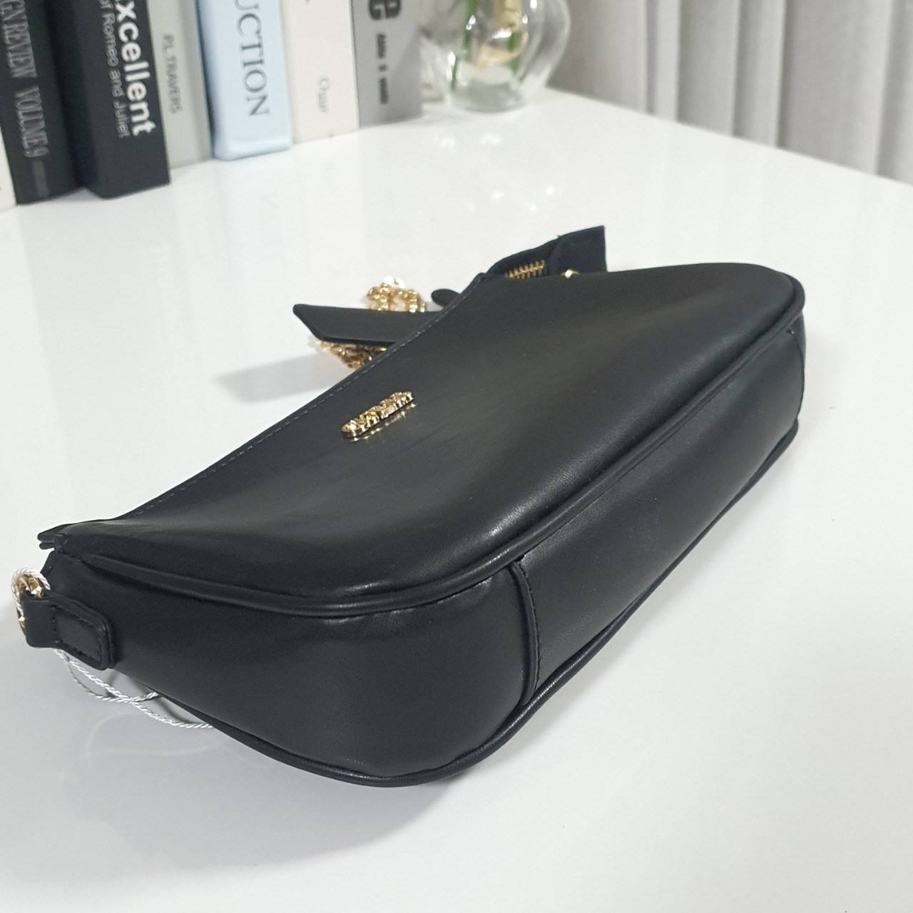 ของแท้ ซื้อ1ได้ถึง2 กับ แบรนด์ GUESS รุ่น ARIE DOUBLE POUCH CROSSBODY BAG กระเป๋าสะพายไหล่-ครอสบอดี้ ใช้ได้หลายสไตล์