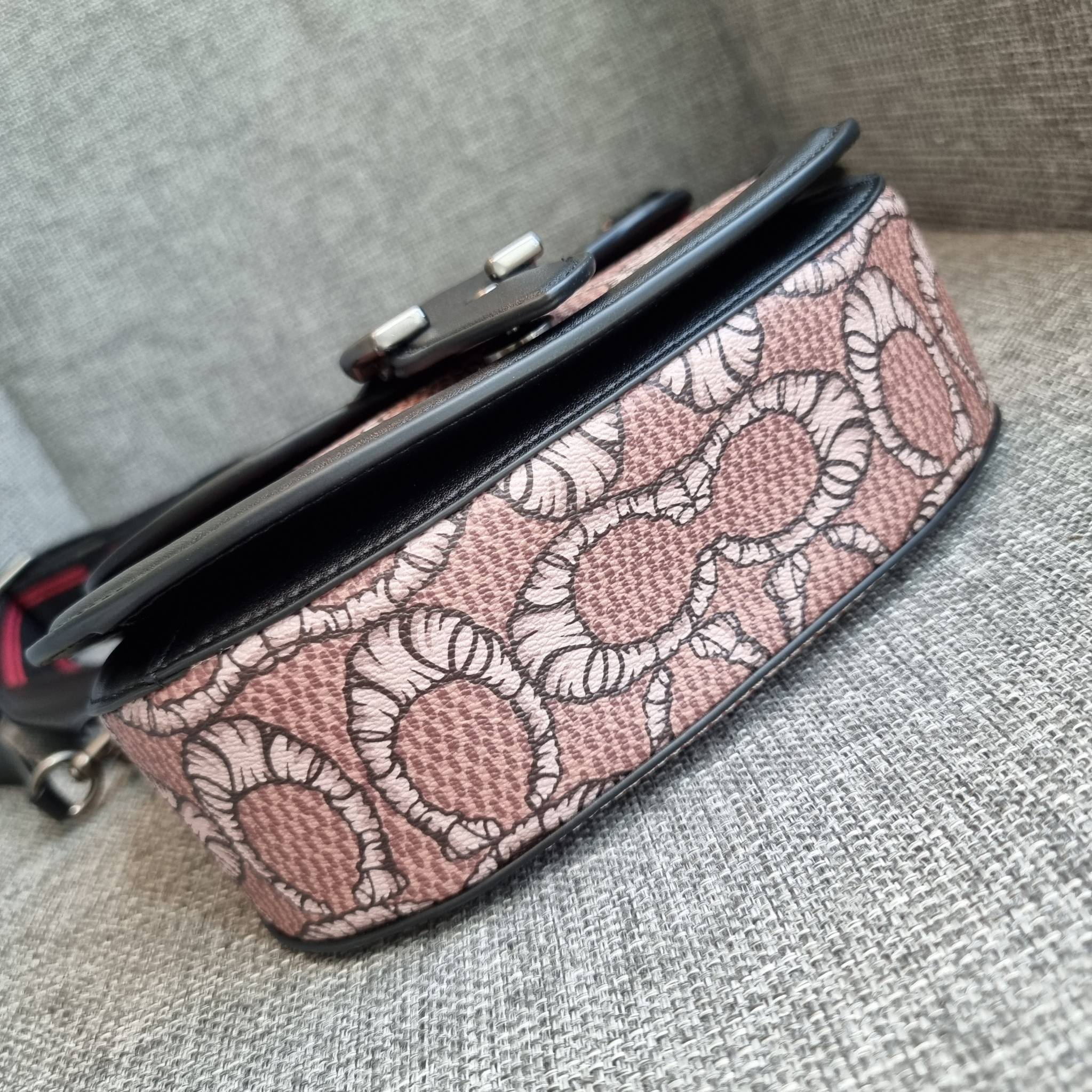 OUTLET 】COACH C6972 COACH x MICHAEL B. JORDAN WITH BEAT SADDLE BAG คอลเลคชั่นใหม่ ดีไซน์สุดชิค มาให้สวยในไทยก่อนใคร กับกระเป๋าทรง saddle ที่พิเศษมากๆมาพร้อมสายสะพาย 2 เส้น ใช้คู่กันหรือแยกสะพายก็สวยครบสูตร กระเป๋าสะพายทรง saddle คลาสสิค วัสดุหนังแคนวาสสลั