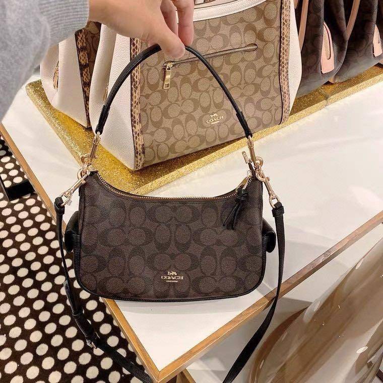 COACH C7223 PENNY SHOULDER BAG 25 IN SIGNATURE CANVAS คอลเลคชั่นเพนนีสุดคิ้วท์ ในรูปแบบของกระเป๋าสะพายไหล่กึ่งทรงพอช พร้อมเสิร์ฟความสวยถึงบ้านไปเลย!! ด้วยดีไซน์คลาสสิคย้อนยุค ที่แอบแฝงความเรียบหรู มาพร้อมสายสะพาย 2 เส้น เป็นสายคล้องมือและสายสะพายครอสบอดี้