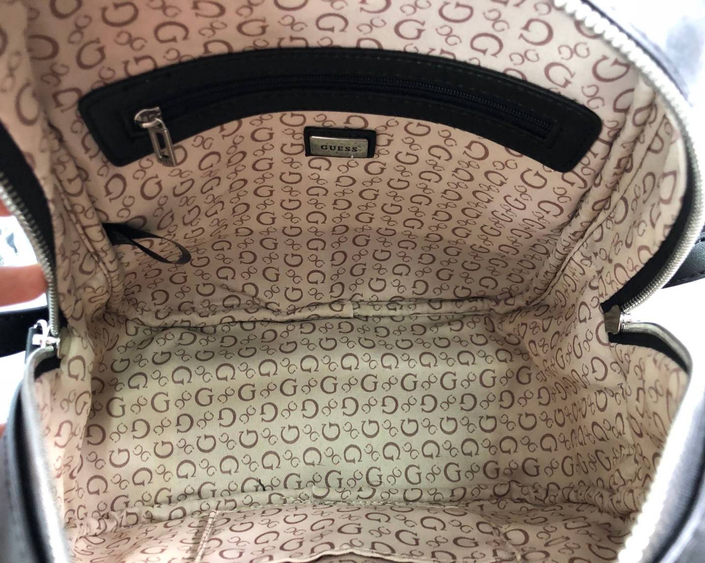 GUESS PANDORE BACKPACK กระเป๋าสะพายหลัง วัสดุหนังนิ่มมือ น้ำหนักเบา ด้านหน้ามีโลโก้แบรนด์ พร้อมช่องซิปหนึ่งช่อง ที่จับซิปมีอะไหล่สัญลักษณ์แบรนด์ ช่องซิปหลักเปิดปิดด้วยซิปคู่ ภายในโล่ง กว้าง ใส่ของได้จุ มีช่องซิปและช่องเล็กใส่ของจุกจิก สายสะพายด้านหลังเลื่