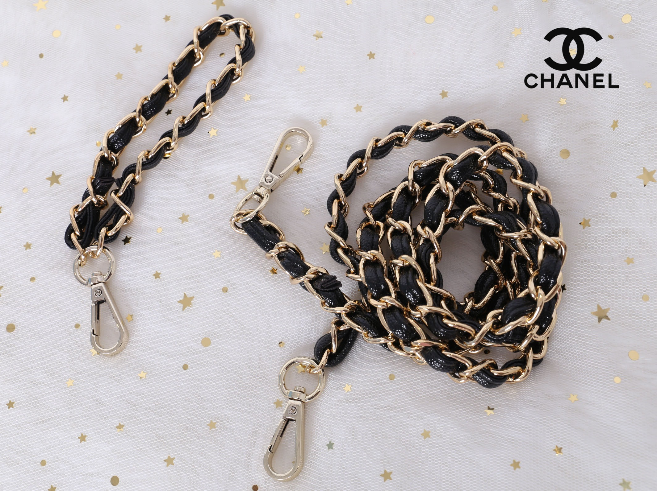 CHANEL Caviar Wristlet Crossbody Bag / Chanel Shoulder Bag With Chain กระเป๋าหนังลายเวียร์ปั๊มโลโก้แบรนด์ด้านหน้าสวยหรูดูแพง มาพร้อมจี้โลโก้แบรนด์ห้อยสีทองเก๋ๆน่ารัก