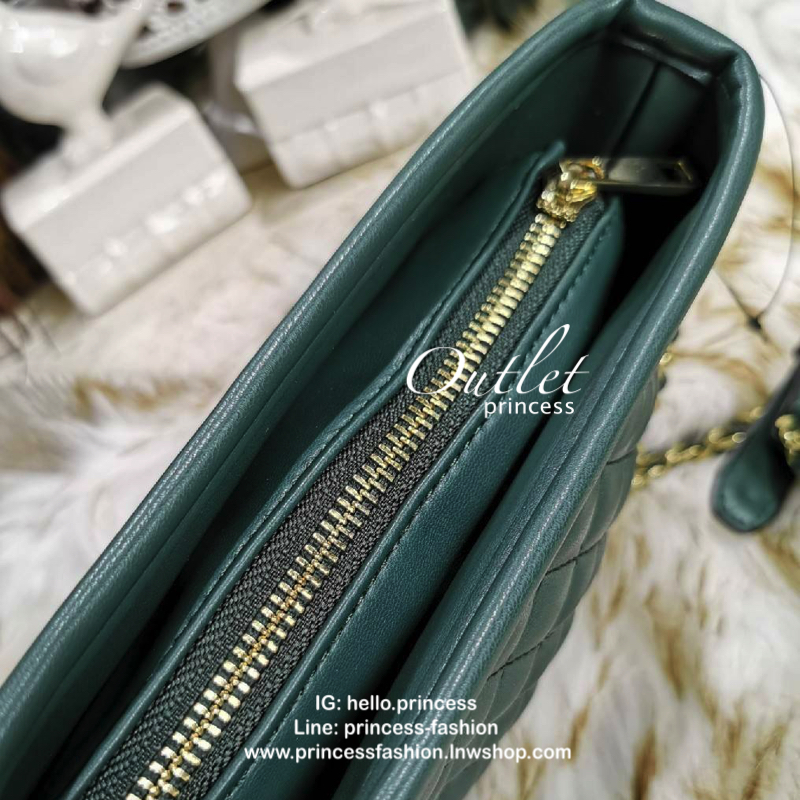 Guess Woman Factory Crossbody Bag กระเป๋าสะพายรุ่นใหม่ดีไซน์สวยหรูคลาสสิคจาก GUESS FACTORY วัสดุหนังเเกะสังเคราะห์เนื้อหนานิ่มลายตาราง เปิดปิดด้วยซิปสะดวกใช้ ด้านหน้ามีโลโก้ ภายในมีโลโก้ช่องใส่ของ และช่องซิป ใส่กระเป๋าสตางค์ใบยาว ของใช้ได้จุ มาพร้อมสายสะพ