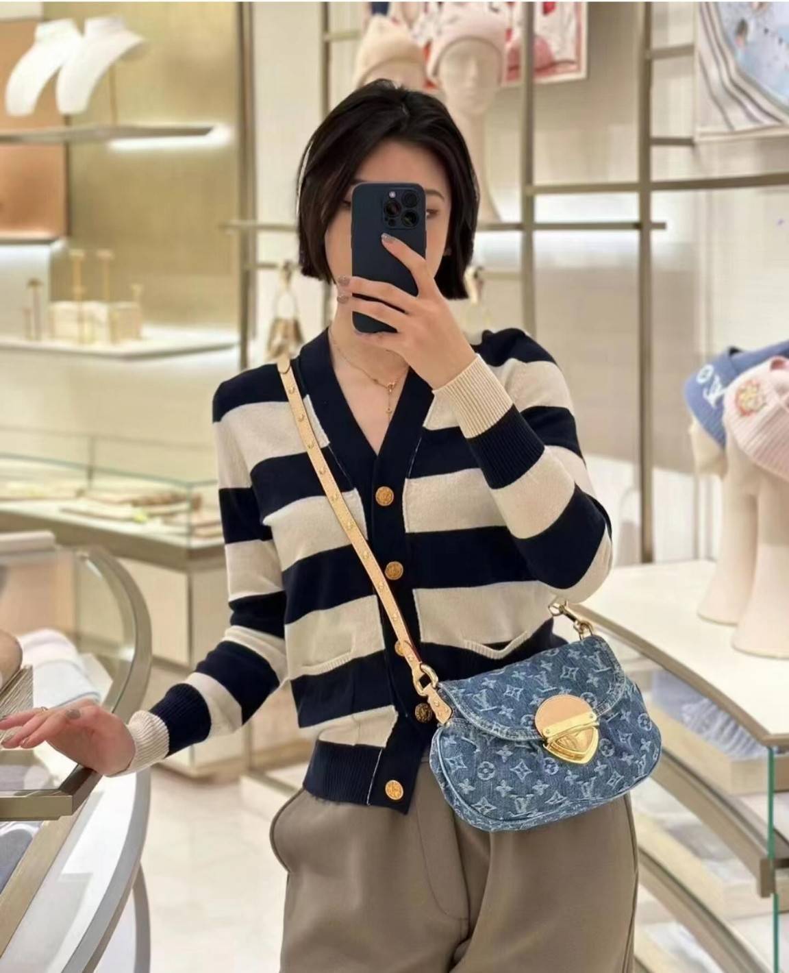 LV Sunset Denim Bag กระเป๋าสะพายไหล่ทรงสวย แรงมากฉุดไม่อยู่ กับกระแสคอลใหม่ lvremix ดีไซน์แบบตัวมัม y2k รูปทรง baguette สวยดูแพง ใบนี้ก็ฉ่ำสุดๆ