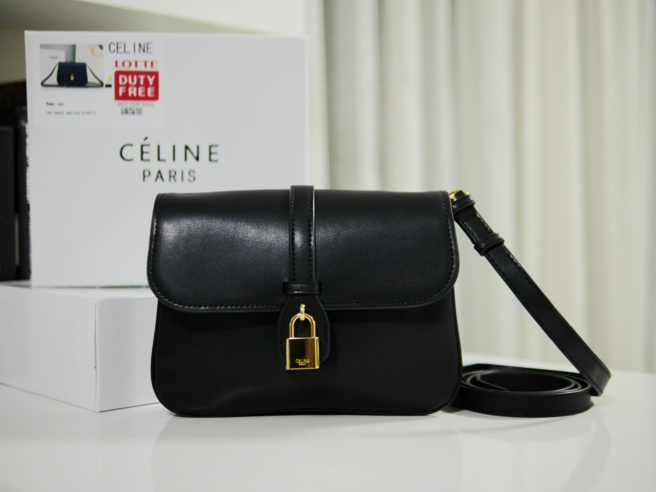 Celine Medium Tabou In Smooth Calfskin พร้อมส่งรุ่นใหม่แล้วค่า กับ CELINE SHOULDER BAG หนังเรียบสวยหรู ปรับดับพวงกุญแจสีทองด้านหน้า ด้านในเปิดด้วยด้วยกระดุม แบ่งช่องใส่ของออกเป็นสัดส่วน พร