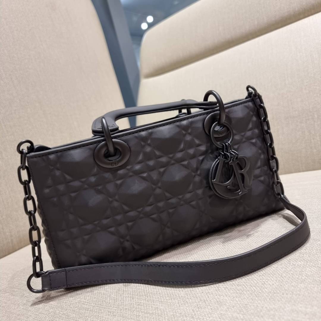พร้อมส่ง DIOR LADY D-JOY BAG Cannage Calfskin with Diamond Motif / CD LADY D-JOY BAG ดีไซน์ใหม่ อัพเลเวลความหรู กับกระเป๋าสะพายข้างที่รอบนี้ดีไซน์รูปทรงโฉมใหม่ ใช้งานง่ายขึ้น สะดวกใช้มากขึ้น