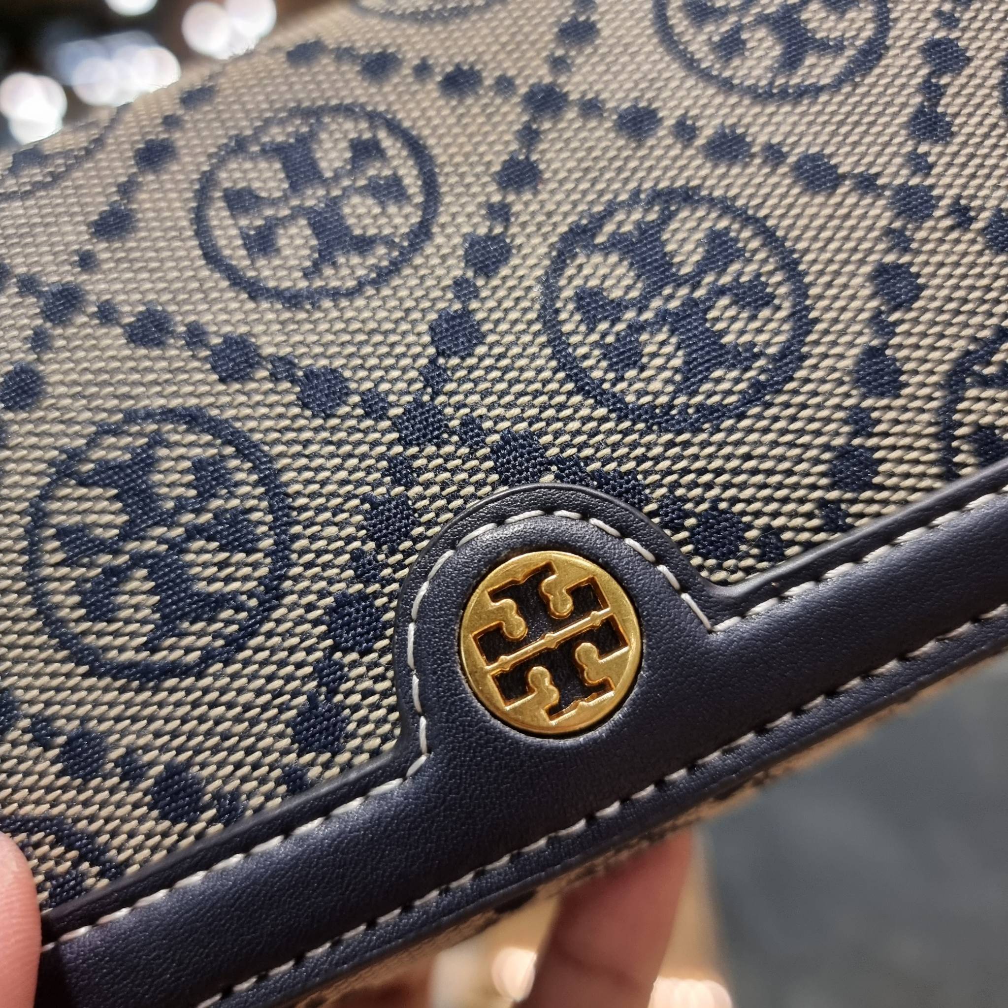 TORY BURCH T MONOGRAM JACQUARD CROSSBODY WALLET best seller ของคอลเลคชั่นนี้ ต้องไม่พลาด กับกระเป๋าสะพายกึ่งกระเป๋าสตางค์ ที่ช่วยให้ชีวิตง่ายขึ้น วัสดุผ้า jacquard ตัดสลับหนังแท้ เปิด-ปิดแบบฝาปิดแม่เหล็ก ภายในใส่ธนบัตรได้ มีช่องใส่บัตร และยังมีช่องซิปอีกด