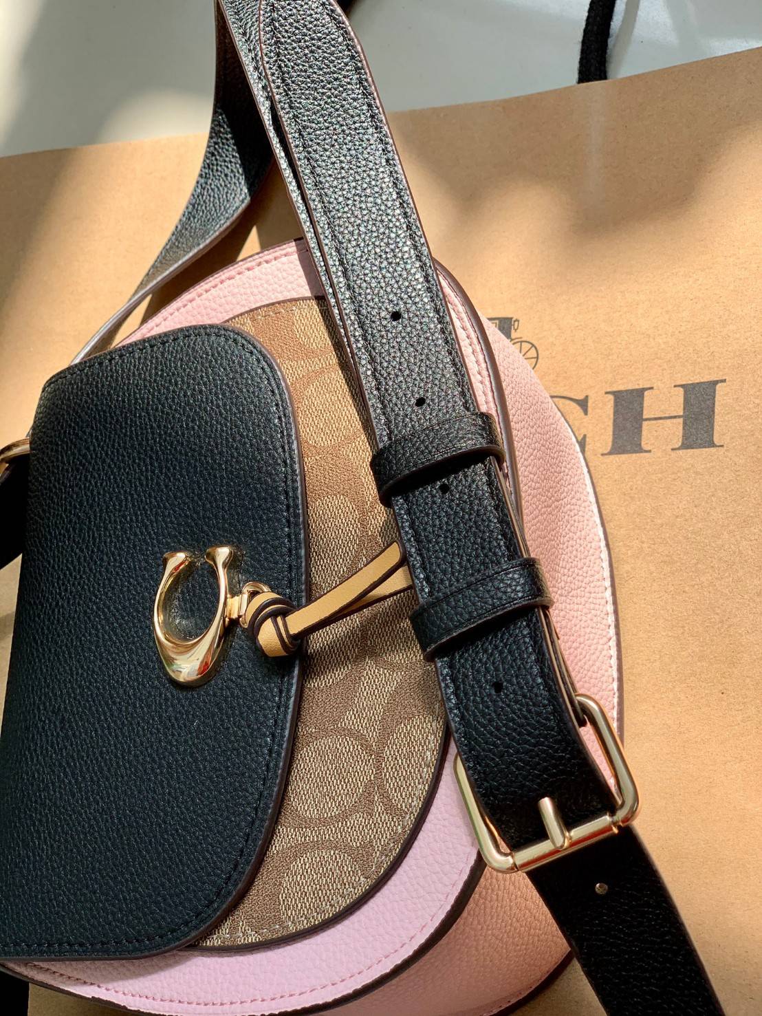 OUTLET 】COACH REMI SADDLE BAG IN COLORBLOCK ((1330)) รุ่นแนะนำ คลาสสิคน่าใช้มากๆ วัยใสๆใช้ดีค่ะ 😘 พร้อมส่งที่ไทยอีกครั้ง! กระเป๋าสะพายข้าง//ครอสบอดี้ร์//หรือทบเป็นสายคู่สะพายไหล่ได้ค่ะ แล้วแต่ชอบเลยค่ะ! วัสดุหนังแท้ ลายหนังสวยมากๆค่ะรุ่นนี้ หลงรัก