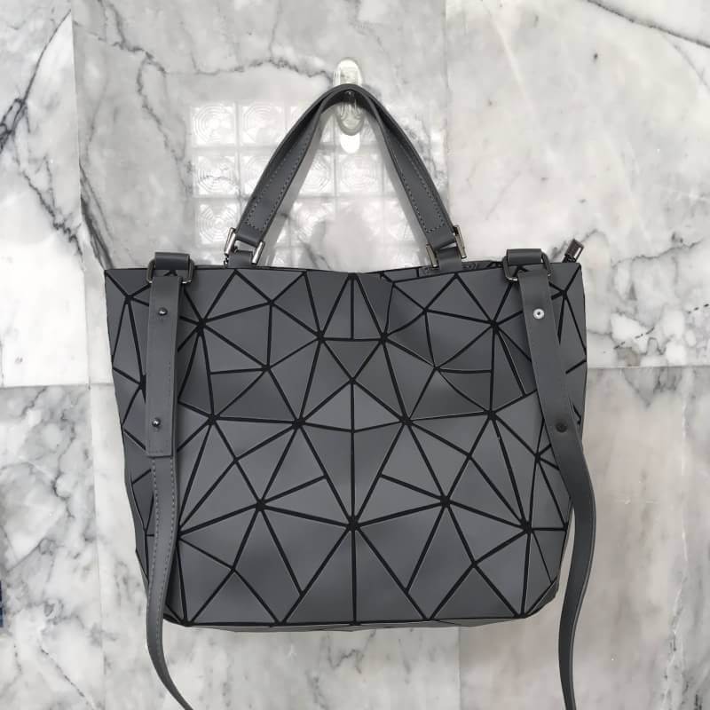 Metal grey Tone สีสุด classic ที่ แมทช์กับชุดง่ายมาก แถมยังลาย Limited edition หายาก ❤️ปรับทรงได้ 2 แบบ น่ารักมาก ค่า กระเป๋า จากแบรนด์ David Jones กระเป๋าสะพายข้างดีไซน์เกร๋มาก สีสวยหรูมาก ขนาดกะลังดีเลย น้ำหนังเบามากคะ ภายในมีช่องเก็บของจุกจิกได้