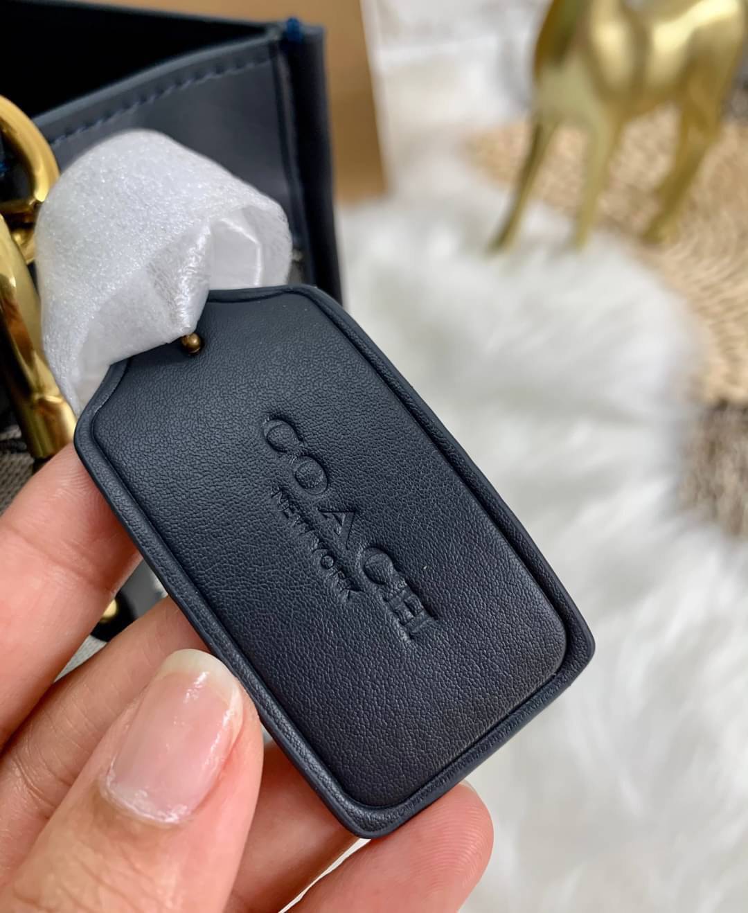 สวยๆ เคลียสต๊อค มีไม่มากจร้าา! COACH TOTE FIELD JACQUARD BAG ((C3282)) กระเป๋าหิ้ว//สะพายข้าง JacquardลายC+หนังแท้ สวยงามลงตัวมากๆค่ะ ปากกระเป๋าเปิดปิดแบบกระดุมแม่เหล็ก ภายในกว้าง สาวๆทีาสัมภาระเยอะบอกเลยเหมาะมากค่ะ