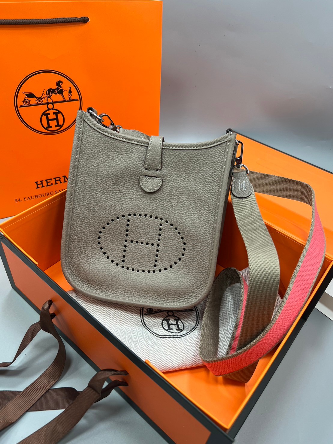 HERMES evelyne mini bag Luxury Bag กระเป๋าสะพายแบรนด์ดัง แบรนด์หรู คลาสสิกตลอดกาล ใช้ได้ทั้งชายหญิง ใบเดียวจบ สวยรวยปัง เกรดท็อปออริจินอล ภาพสินค้าถ่ายจากงานขายจริง ใช้งานต่างประเทศได้