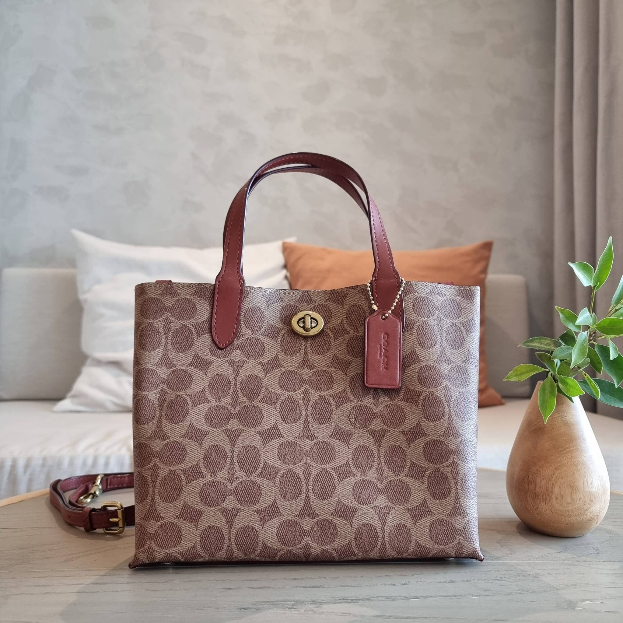 COACH C8562 WILLOW TOTE 24 IN SIGNATURE CANVAS น้องสาวลุคลูกคุณมาแล้วจ้า กระเป๋าถือ/สะพาย ดีไซน์สุดคลาสสิค ไอเท็มขายดีที่สุด ลงตัว เรียบหรู ใบจริงคือผู้ดี๊ผู้ดี ใช่ได้ทุกๆโอกาส วัสดุหนังแคนวาส ทนทาน เปิดปิดด้วยตัวบิดล็อค และอีกฝั่งเป็นกระดุมแม่เหล็ก ภายใน