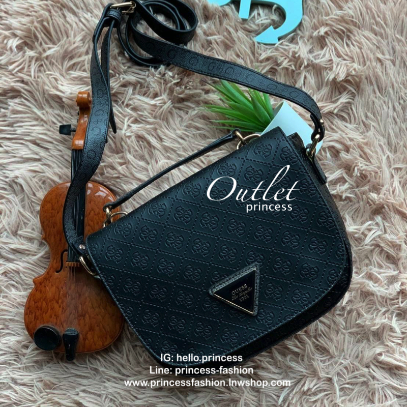 GUESS LOGO EMBOSSED CROSSBODY BAG กระเป๋าสะพายไหล่หรือสะพายข้าง สายสะพายปรับความยาวได้ เปิดปิดด้วยกระดุมแม่เหล็ก ตัวกระเป๋าปั้มลายG เป็นsignatureรอบใบ ดูมีดีเทล ภายในบุผ้าลายG มีช่องซิปและช่องเล็กเป็นสัดส่วน ใส่กระเป๋าสตางค์ยาวหรือของจุกจิก อื่นๆได้ สวยทั