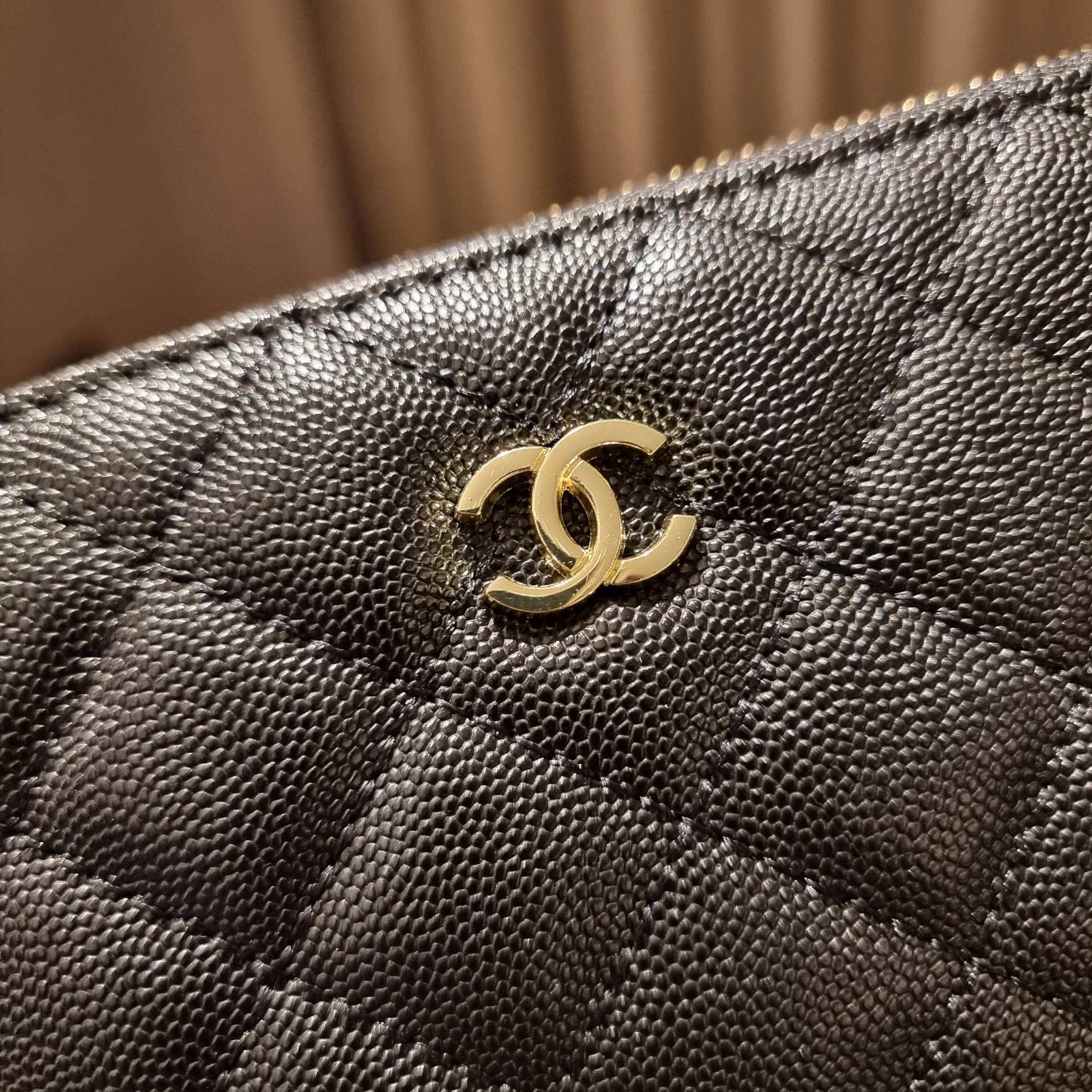 VIP 】กระเป๋าสตางค์ใบยาวรุ่นซิปรอบ สวยรับทรัพย์จาก Chanel วัสดุหนังลายคาร์เวีย ใช้แล้วขับผิวสุดๆ เปิด-ปิดด้วยซิปรูดรอบใบ ใช้งานง่าย ภายในกระเป๋ามีช่องใส่บัตรได้ ใส่ธนบัตรหรือเหรียญได้ มีช่องซิปแยกอีกหนึ่งช่อง ดีไซน์เรียบหรูแบบนี้ สาวๆห้ามพลาดกันน้า!! ซื้อใ