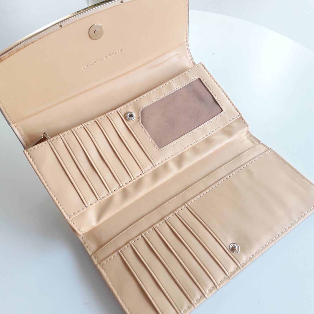 รุ่นขายดี Charles&Keith Wallet กระเป๋าสตางค์ยาว หนัง PU. เรียบหรู ฝาโค้งมน แต่งอะไหล่ทอง สามารถพับเปิดได้ มีช่องใส่บัตร ใส่บัตรหลายช่อง รวมทั้งใส่เหรียญและธนบัตร คุ้มได้ในใบเดียว แม่ค้าแนะนำ จำนวนจำกัดนะคะ