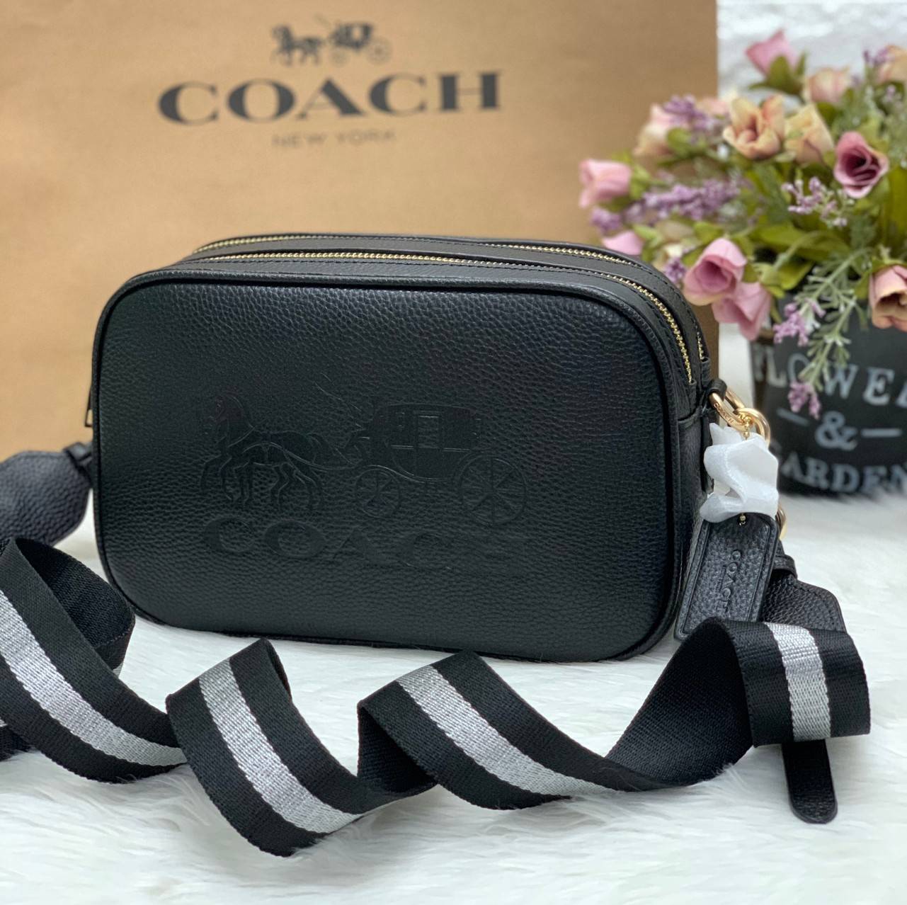 Coach Leather Jes Crossbody in Colorblock ((72704)) กระเป๋าสะพายข้าง//ครอสบอดี้ร์ วัสดุหนังแท้ หนังนิ่มสวยงาม มากๆค่ะ ด้านหน้ามีโลโก้แบรนด์เด่นชัดสะดุดตา ช่องหลักแบ่งเป็น2ซิป แต่ละช่องกว้าง ใส่กระเป๋าเงินใบยาวได้ ของอื่นๆได้จุค่ะ มีช่องเล็กให้ใส่ของจุกจิก