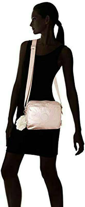 Kipling Silen สี Metallic กระเป๋าสะพายรุ่นใหม่ สายสะพายปรับระดับสั้น-ยาวเป็นกระเป๋าสะพายเฉียงลำตัวได้ค่ะ ช่องซิปเยอะ ใส่ของได้เป็นสัดส่วน จุสัมภาระได้ดีเลยค่ะ ช่องซิปด้านในเป็นช่องแบบเสียบการ์ดได้ด้วย หยิบใช้สะดวก แจ๋วไปเลยค่ะ ทรงสวย สะพายน่ารักค่ะ