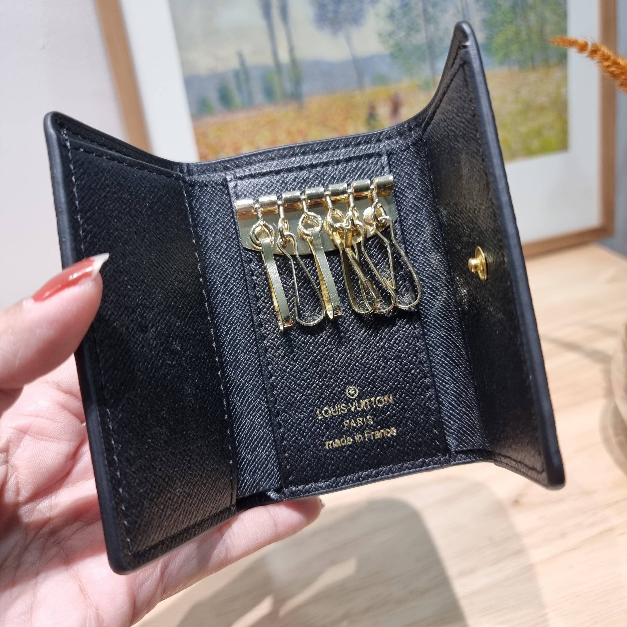 LV POCHETTE VOYAGE SET BAG / LV gift box สุดยอดไอเท็มใน box set ที่เหมาะแก่การเก็บสะสม หรือจะส่งให้เป็นของขวัญในช่วงปีใหม่ก็ดีงามที่สุด จัดให้ทั้งกระเป๋าคลัทช์สีคลาสสิค กระเป๋าเก็บกุญแจ ที่จัดสรรให้พกพาได้ง่ายไม่เกะกะ และเข็มขัดเข้าเซ็ทคุมโทนได้ดีเยี่ยม แ