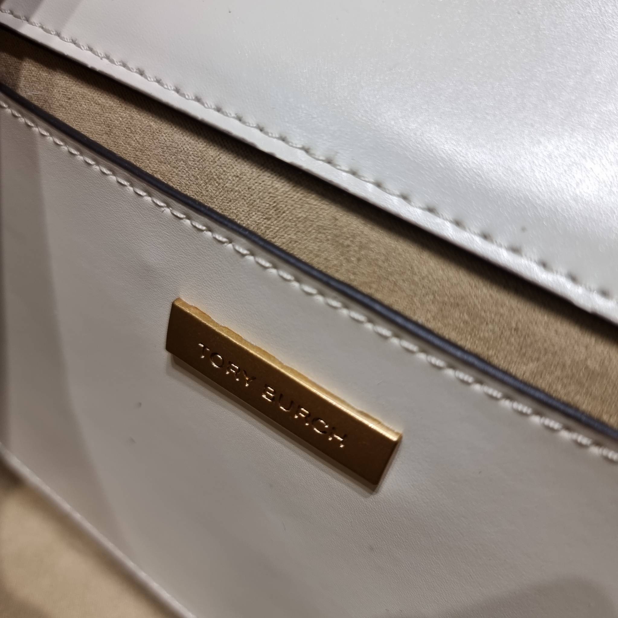 TORY BURCH ROBINSON SPAZZOLATO CONVERTIBLE SHOULDER BAG คอลเลคชั่นใหม่ สวยก่อนใคร ในราคาสุดคุ้ม! กับกระเป๋าสะพายไหล่ ดีไซน์สุดหรู หนังแก้วเงาสวยคม สีผู้ดี รูปทรงใช้งานได้ทุกลุค