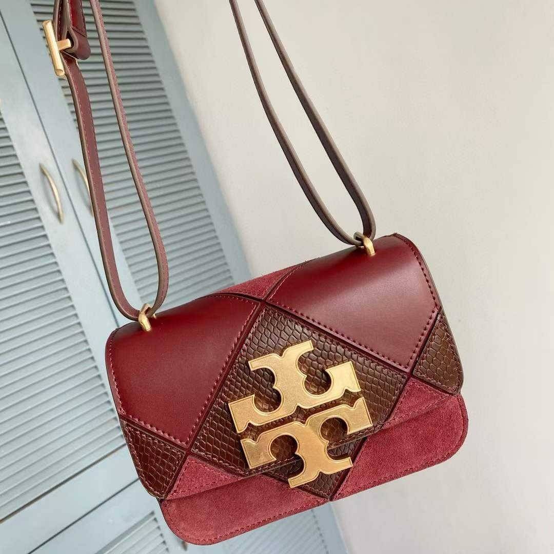 Tory Burch Small Eleanor Patchwork Convertible Shoulder Bag กระเป๋าทรงกล่อง ใบเล็กตัดเย็บจากหนังลูกวัว หนังกลับ และหนังงูนูน พร้อมขอบทาสีด้วยมือ อัญมณีแห่งหัตถศิลป์ ออกแบบมาให้พกพาสะดวก อะไหล่ทองเหลือง