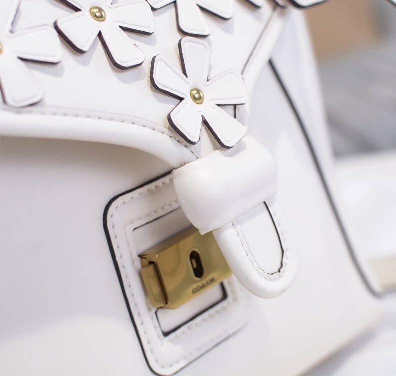 Coach Courier Carryall 23 With Floral Applique สินค้าใหม่ทรงน่ารัก ใช้แล้วดูแพงมากกก มีช่องใส่ขนาดกว้าง ใส่ของได้จำนวนมาก แถมยังสามารถถือเก๋ๆ แบบคุณนาย พร้อมทั้งสะพายเป็น crossbody ก็ได้ โดดเด่นด้วยสีส้น ดูเก๋ไม่เหมือนใครจิงๆ เปิดปิดด้วยกระดุมหมุน ใช้แล้ว