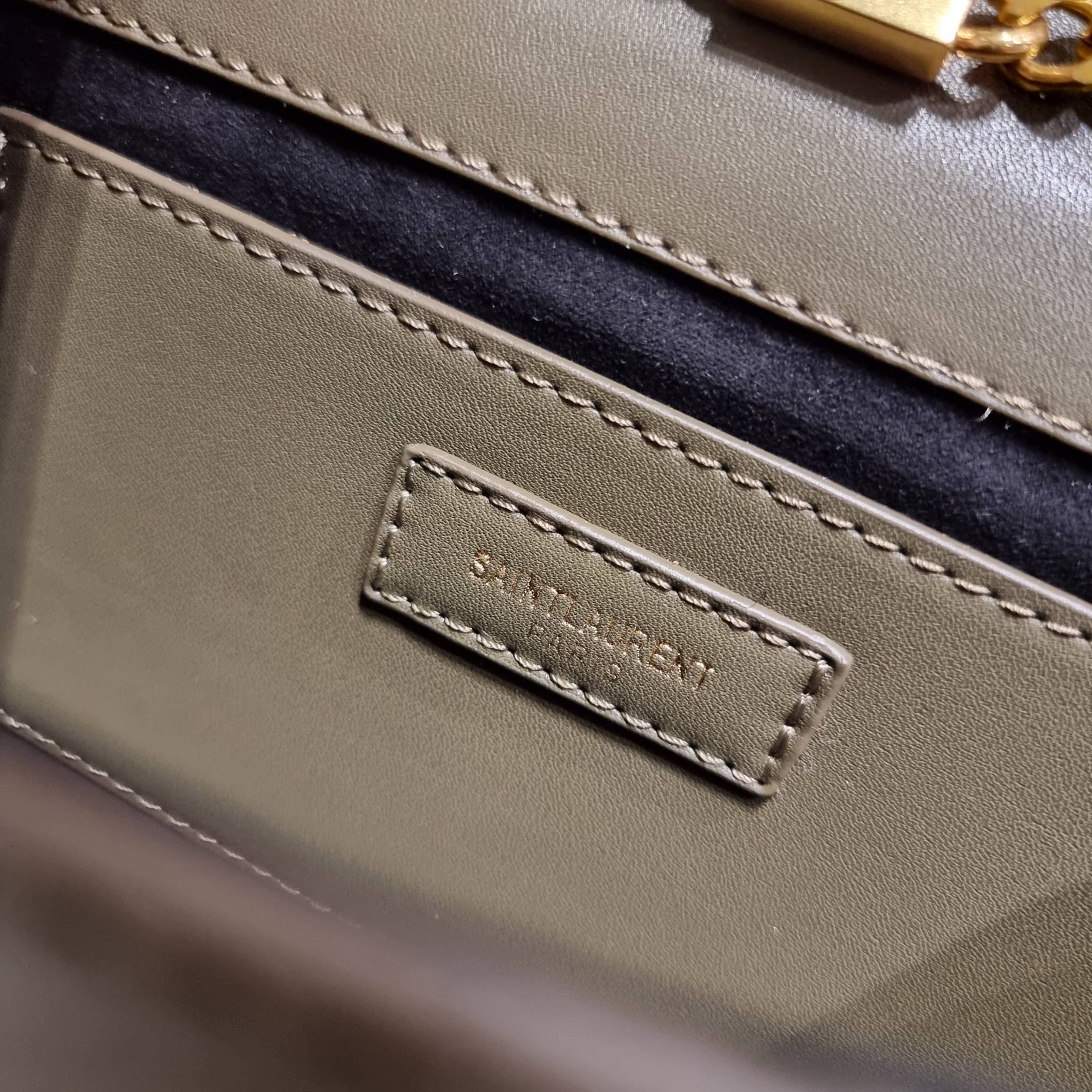 Yves Saint laurent small kate bag สุดหรู ทรง woc ที่แสนจะฮอตปรอทแตก ดีไซน์เรียบ แต่แอบมีดีเทลความหรูที่พู่ห้อยสีทองโดดเด่น เพิ่มความแพงอีกหนึ่ง วัสดุหนังแท้สัมผัสดีงาม ใช้งานง่ายเพียงแค่เปิด-ปิดด้วยกระดุมแม่เหล็ก ภายในเป็นช่องโล่ง มีช่องใส่บัตร ใส่มือถือ 