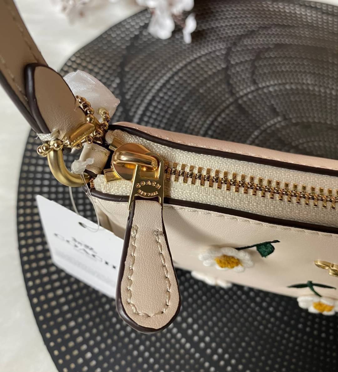COACH NOLITA DAISY BAG (coach C3356) พร้อมส่งทันทีค่ะ! กระเป๋าหิ้ว//คล้องไหล่ หนังแท้เรียบสวย จุดเด่นด้านหน้าปักดอก Daisy แบบ3D นูนขึ้นมาสวยงามสะดุดดตามากๆค่ะ เปิดปิดกระเป๋าแบบซิป ภายในใส่มือถือได้ทุกรุ่น;กระเป๋าเงินใบกลางได้;มีช่องเสียบบัตร2ช่อง;และช่องใ