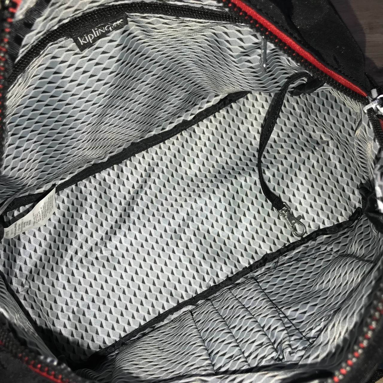 KIPLING NYLON CITY BAG กระเป๋าถือหรือสะพาย สไตล์ลำลอง วัสดุ Nylon+Polyester 100% น้ำหนักเบา มีหูหิ้วจับถนัดมือเ เละสายสะพายยาวปรับได้ มือจับหูหิ้วเป็นหนังปั๊มโลโก้ เปิดปิดด้วยซิปอมีช่องซิปใส่ของ ด้านหน้า และด้านหลังอเเยกเป็นสัดส่วน หัวซิปเเบรนด์ ภายใน กว้